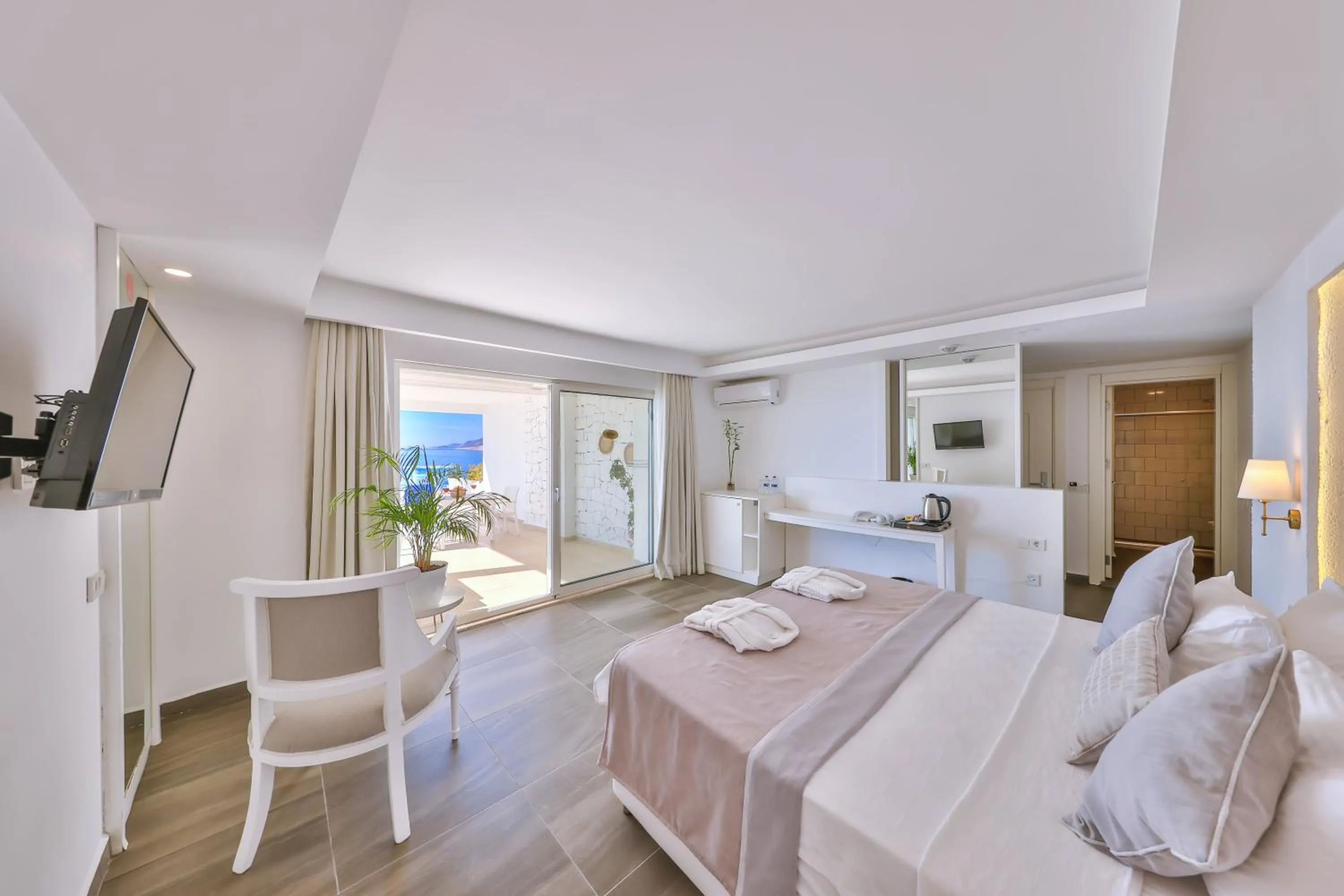 Photo of the whole room in La Kumsal Hotel