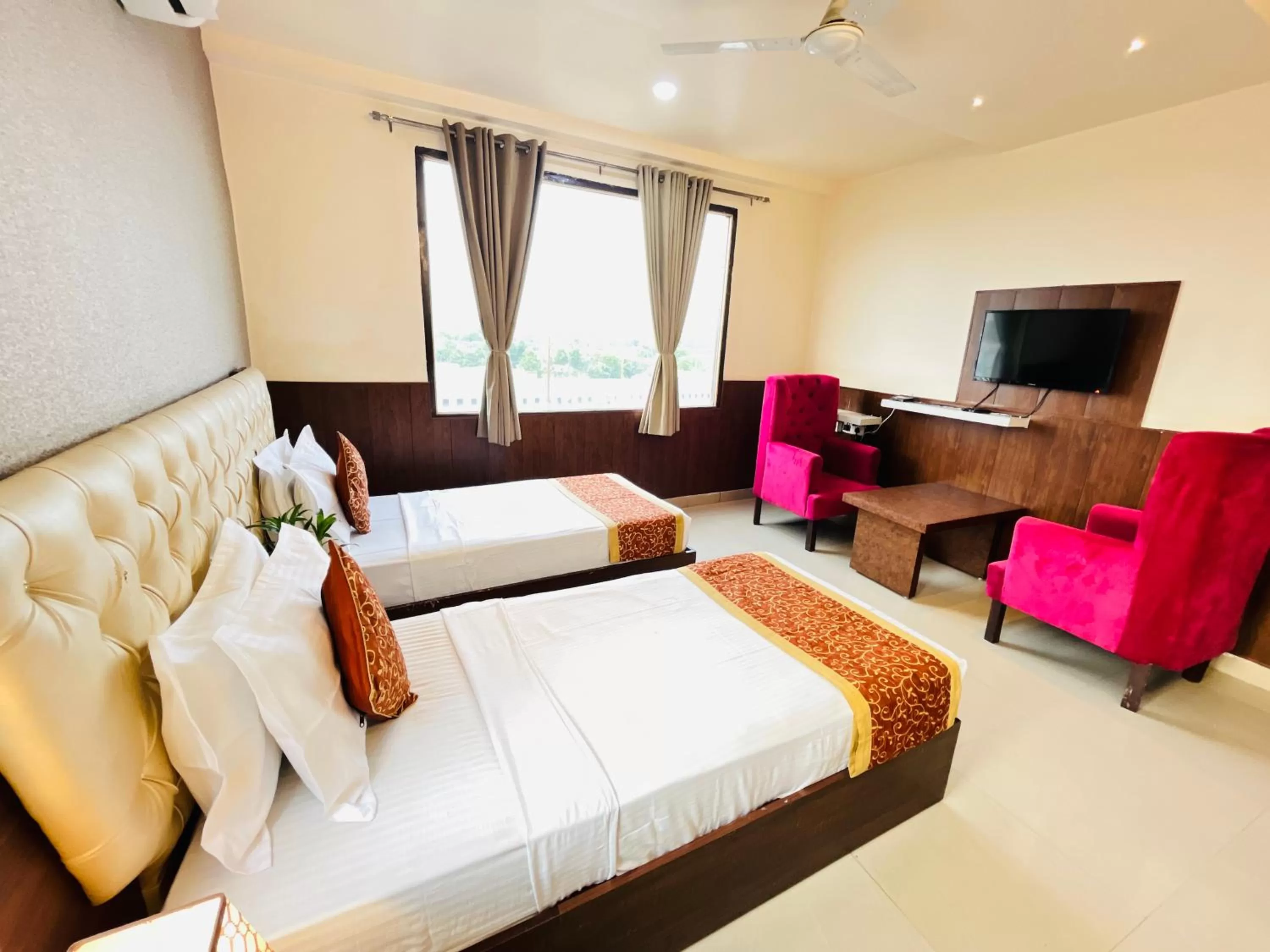 Bed in Hotel The Leaf - Gomti Nagar Lucknow