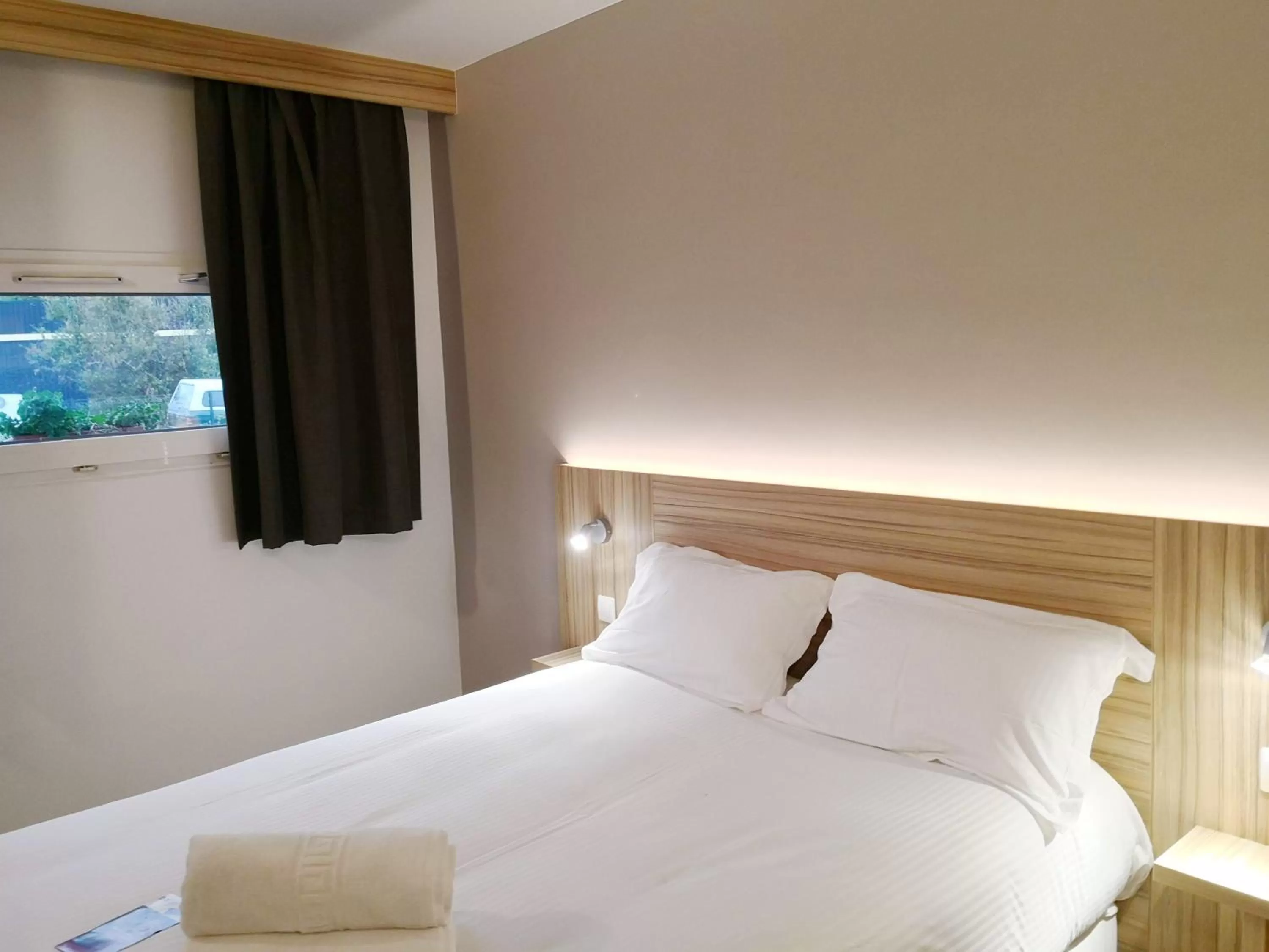 Photo of the whole room, Bed in Best Hotel Bordeaux Sud