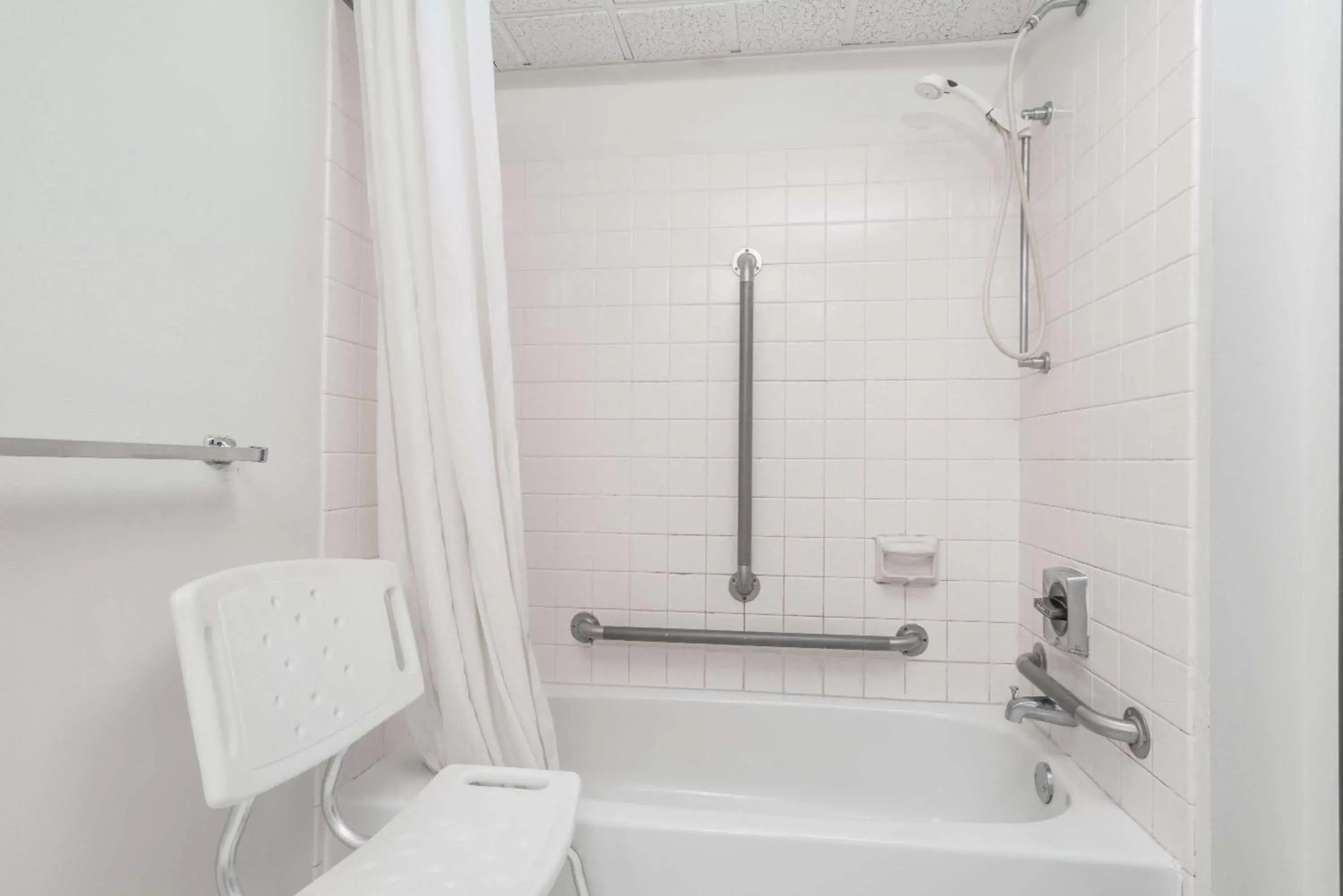 Queen Room - Disability Access/Non-Smoking in Super 8 by Wyndham Rice Lake Queen Room - Disability Access/Non-Smoking in Super 8 by Wyndham Rice Lake