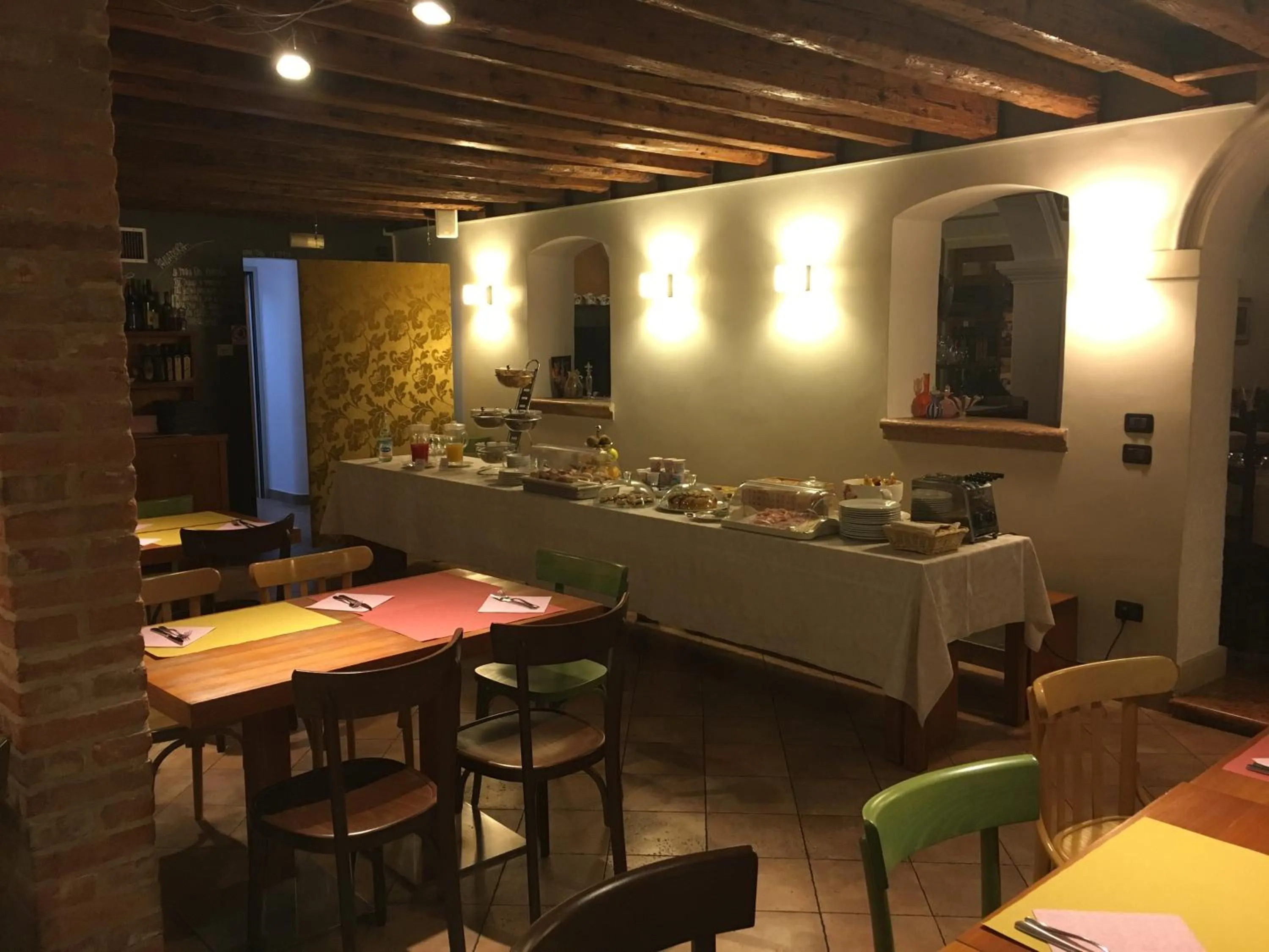 Restaurant/places to eat in Hotel 5 Colonne