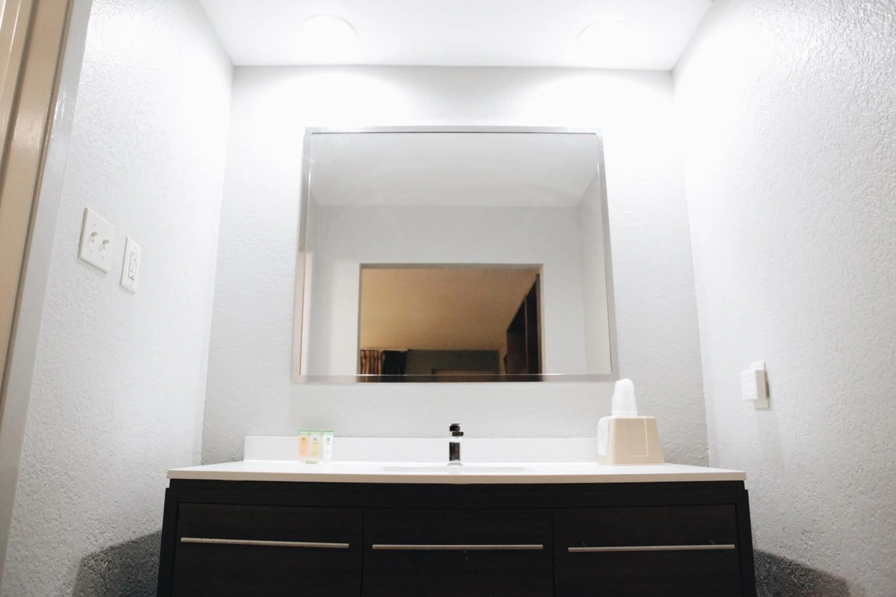 All Seasons Inn & Suites