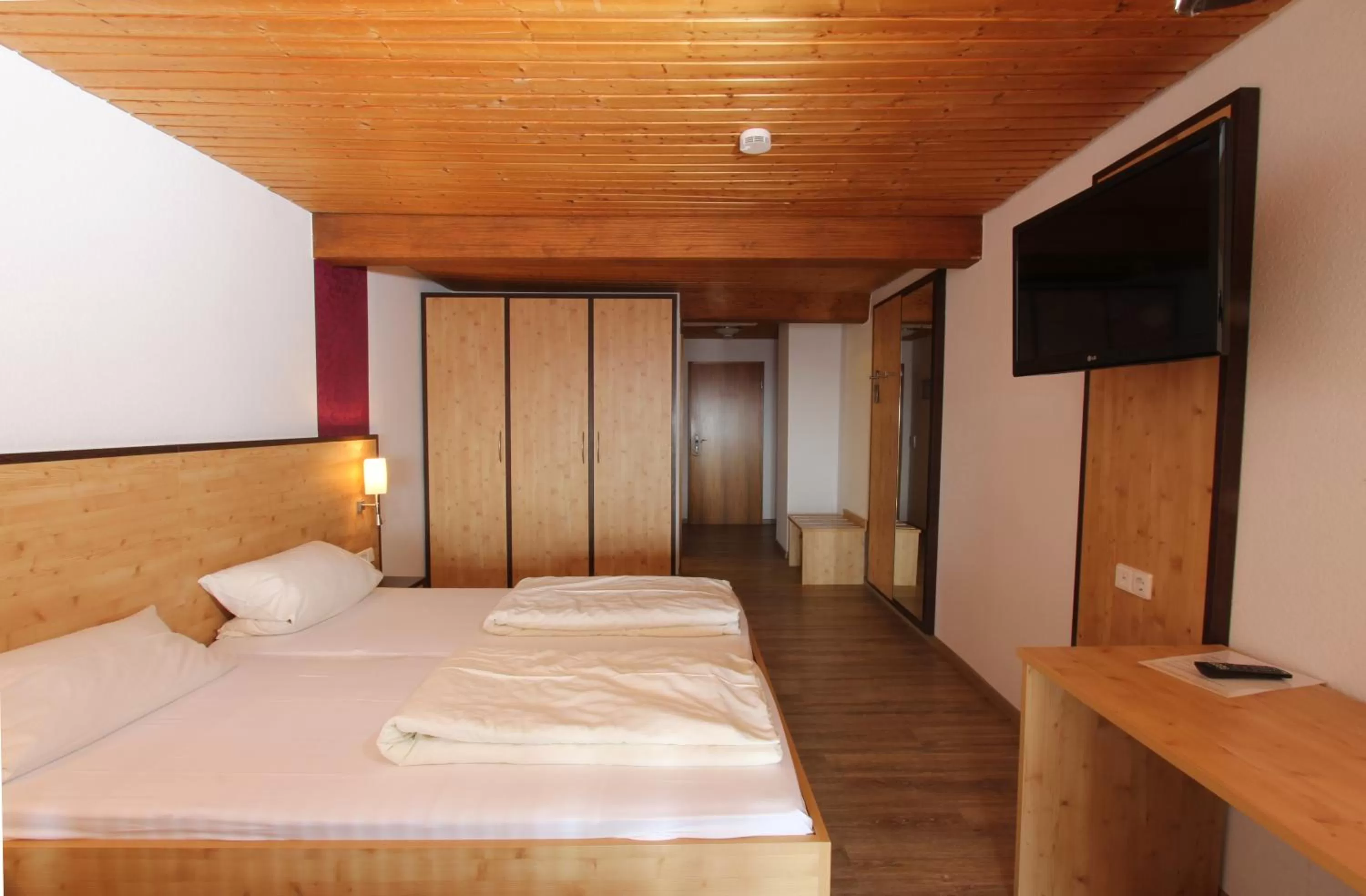 Photo of the whole room, Bed in Hotel Lowen by Mastiff