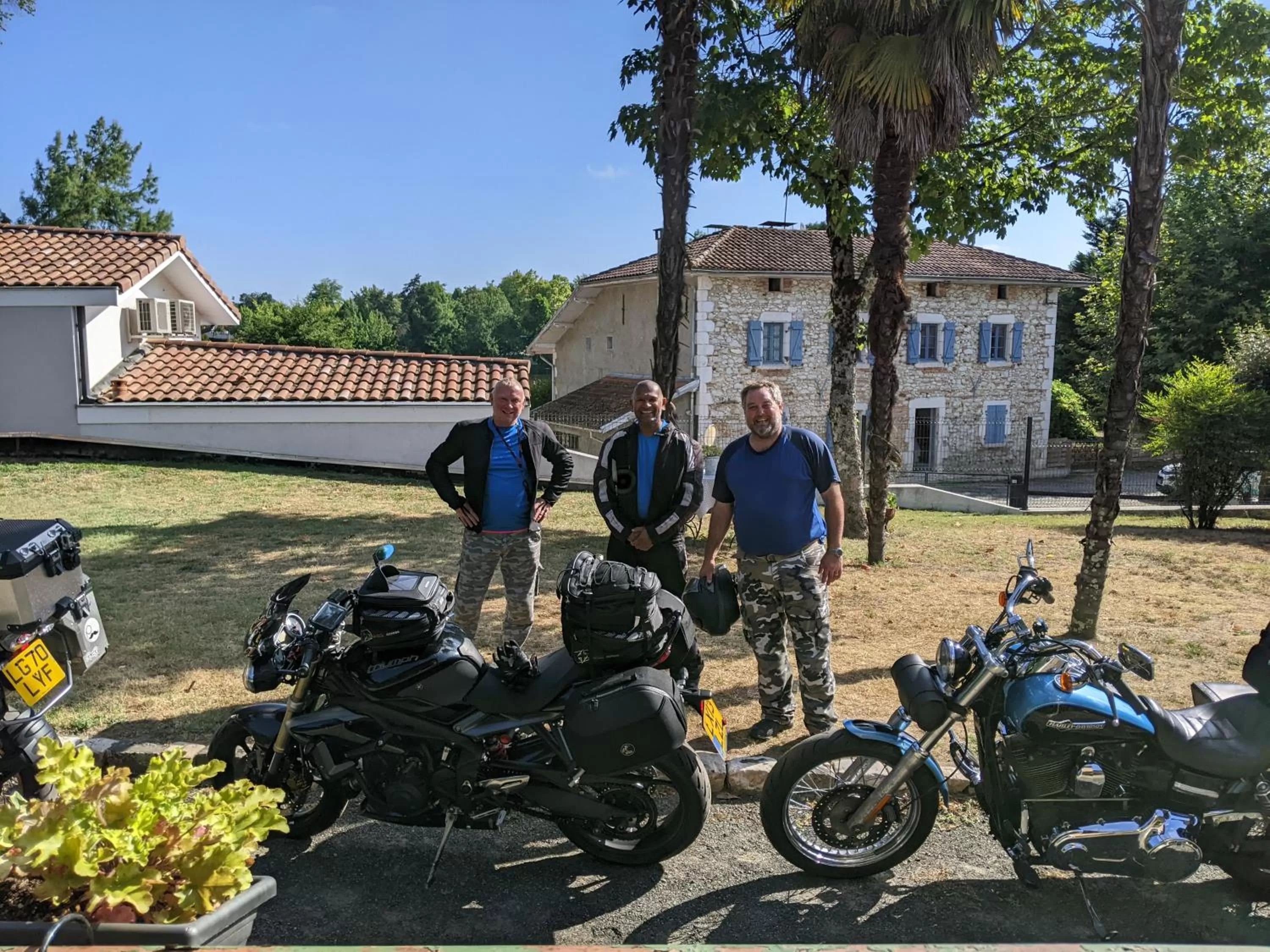 group of guests in Hôtel Studios Les Acacias