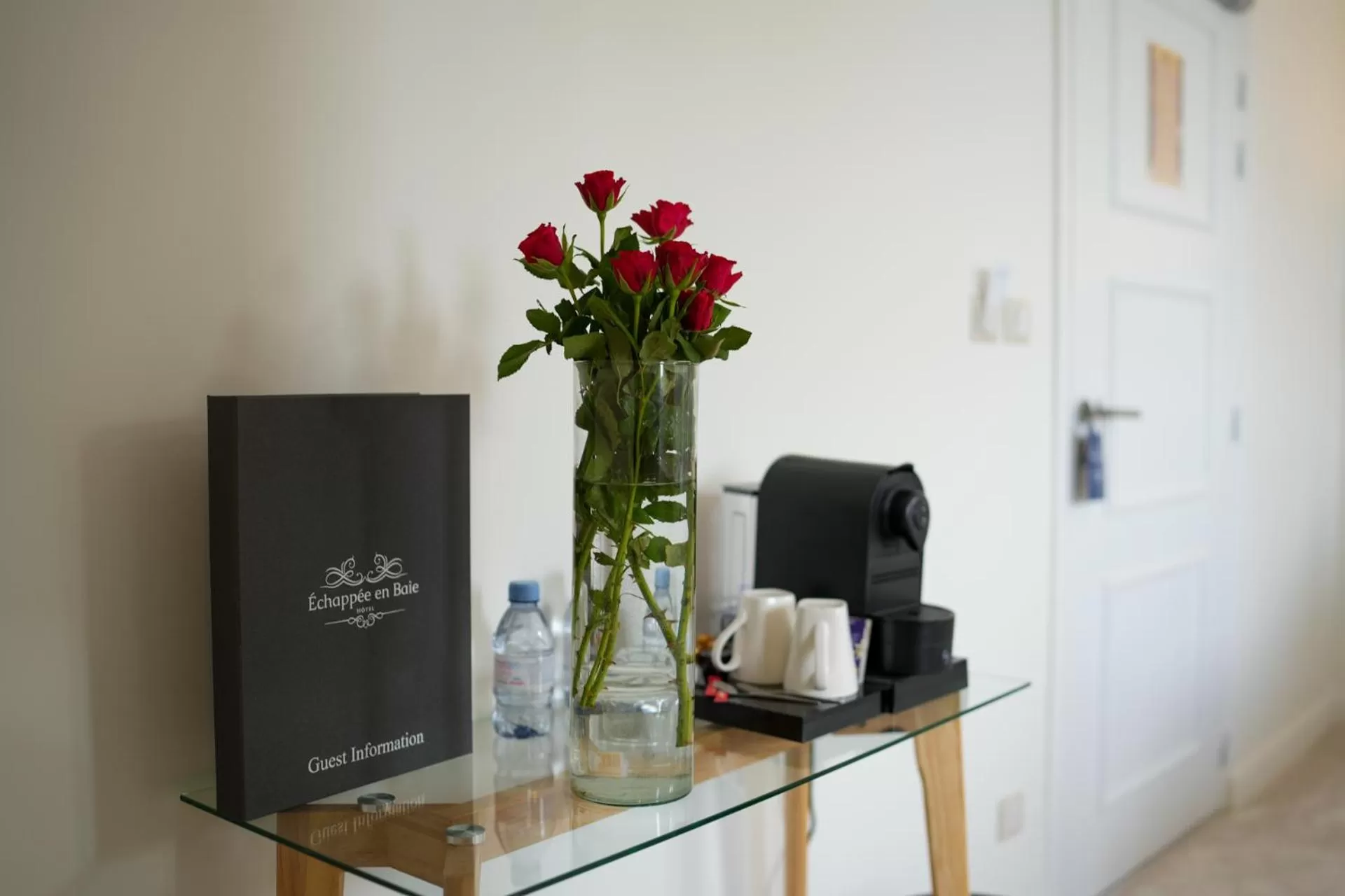 Coffee/tea facilities in Hôtel Échappée en Baie - Parking privé gratuit dont forfaits bornes électriques réservable