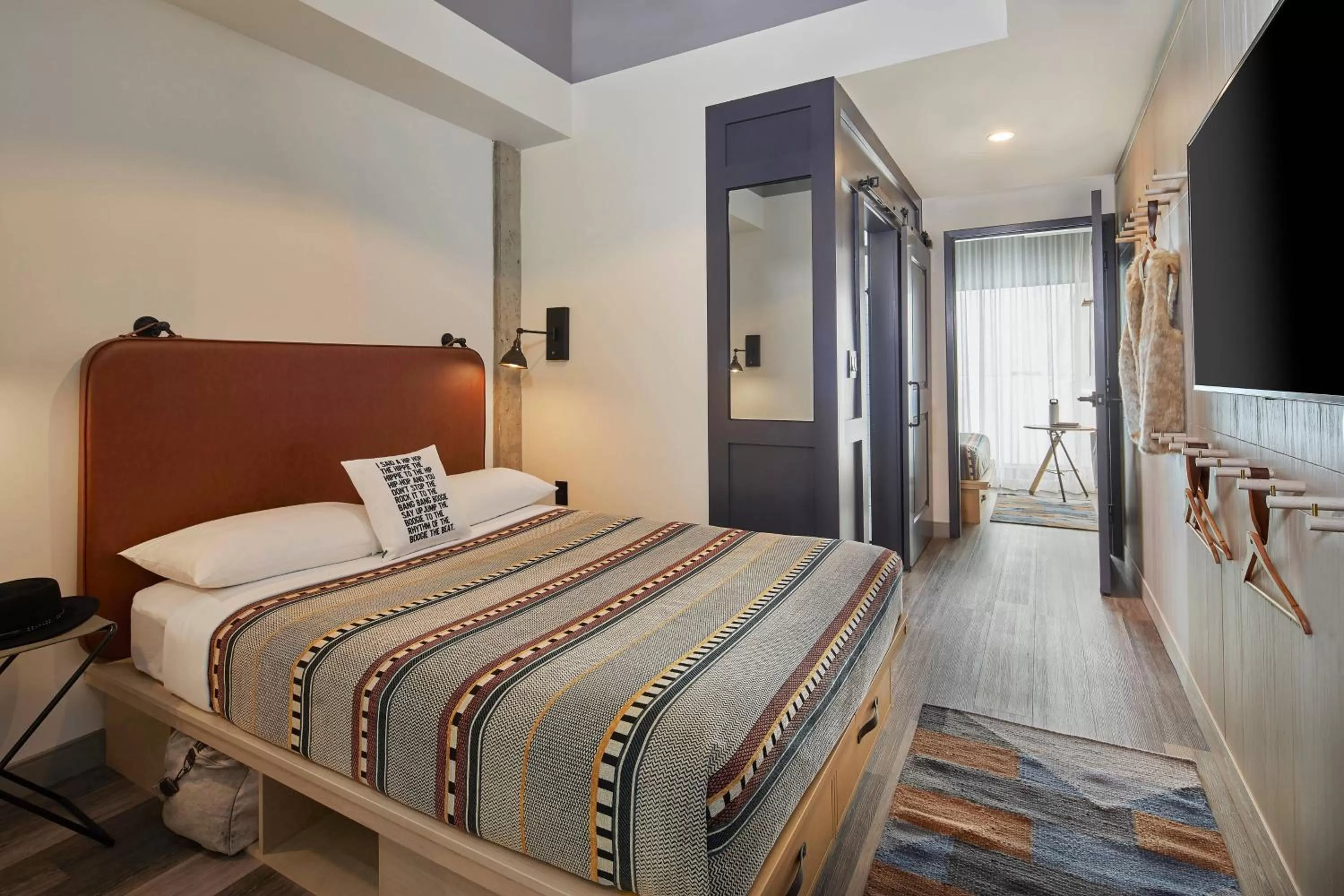 Photo of the whole room, Bed in Moxy Columbus Short North
