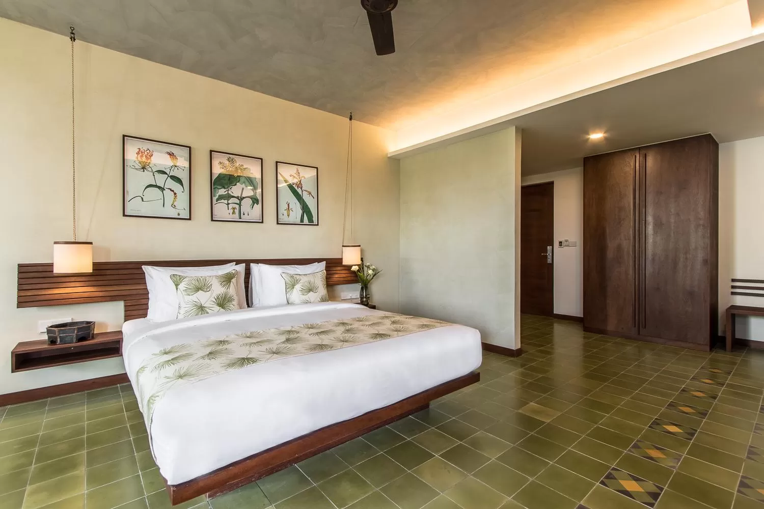 Photo of the whole room, Bed in Penh House Hotel