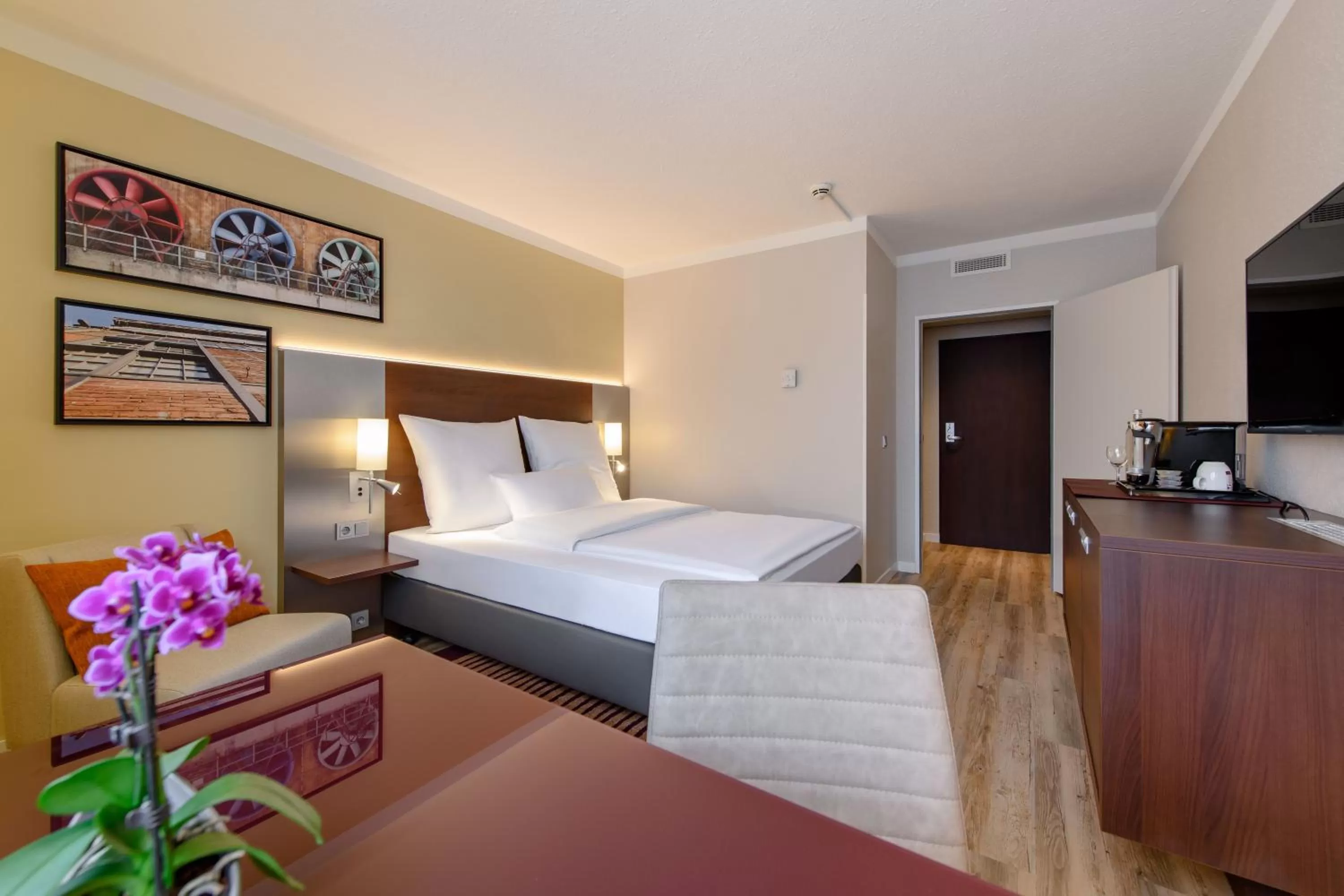 Bed in Mercure Hotel Duisburg City