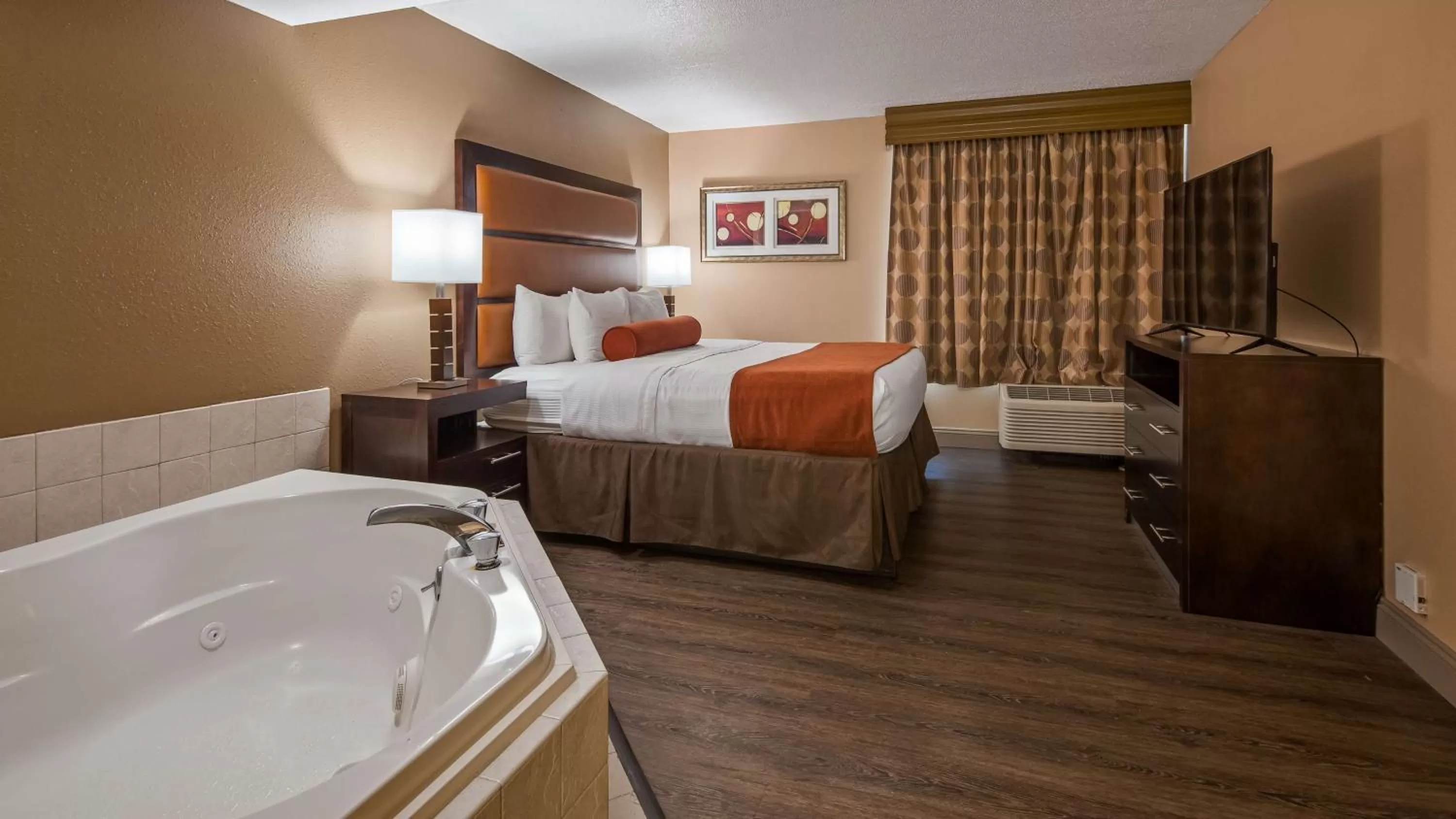 Hot Tub, Bed in Best Western Crossroads of the Bluffs