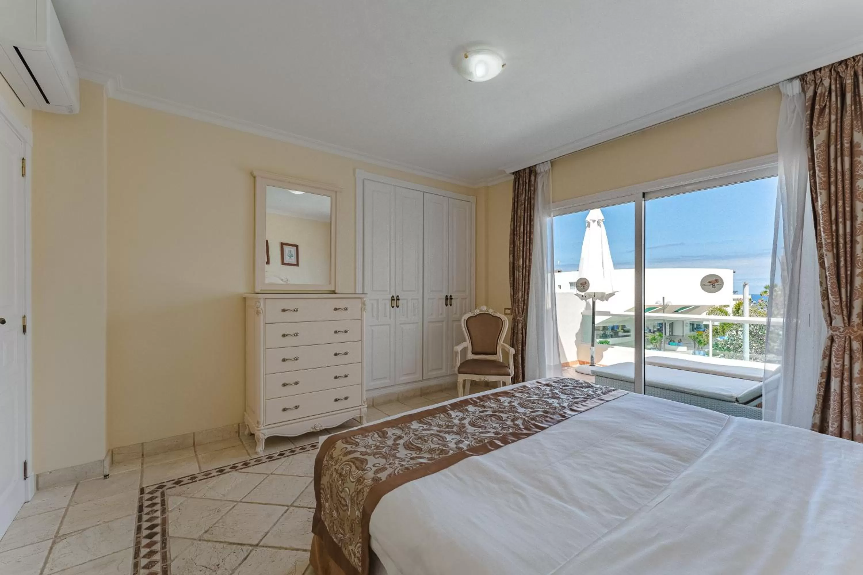 Photo of the whole room, Bed in Flamingo Suites Boutique Hotel