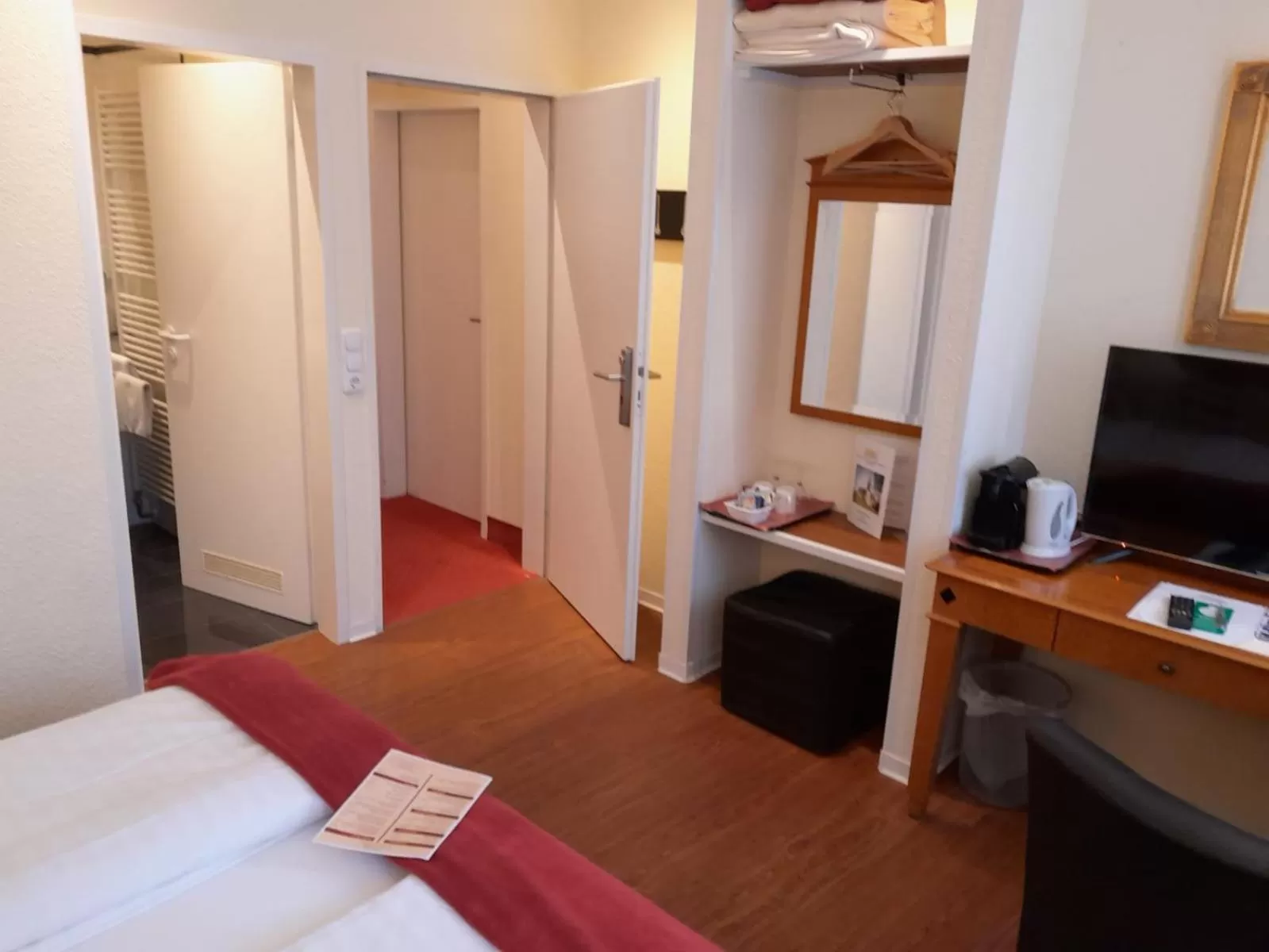 TV and multimedia, Bed in Schlosshotel Domäne Walberberg