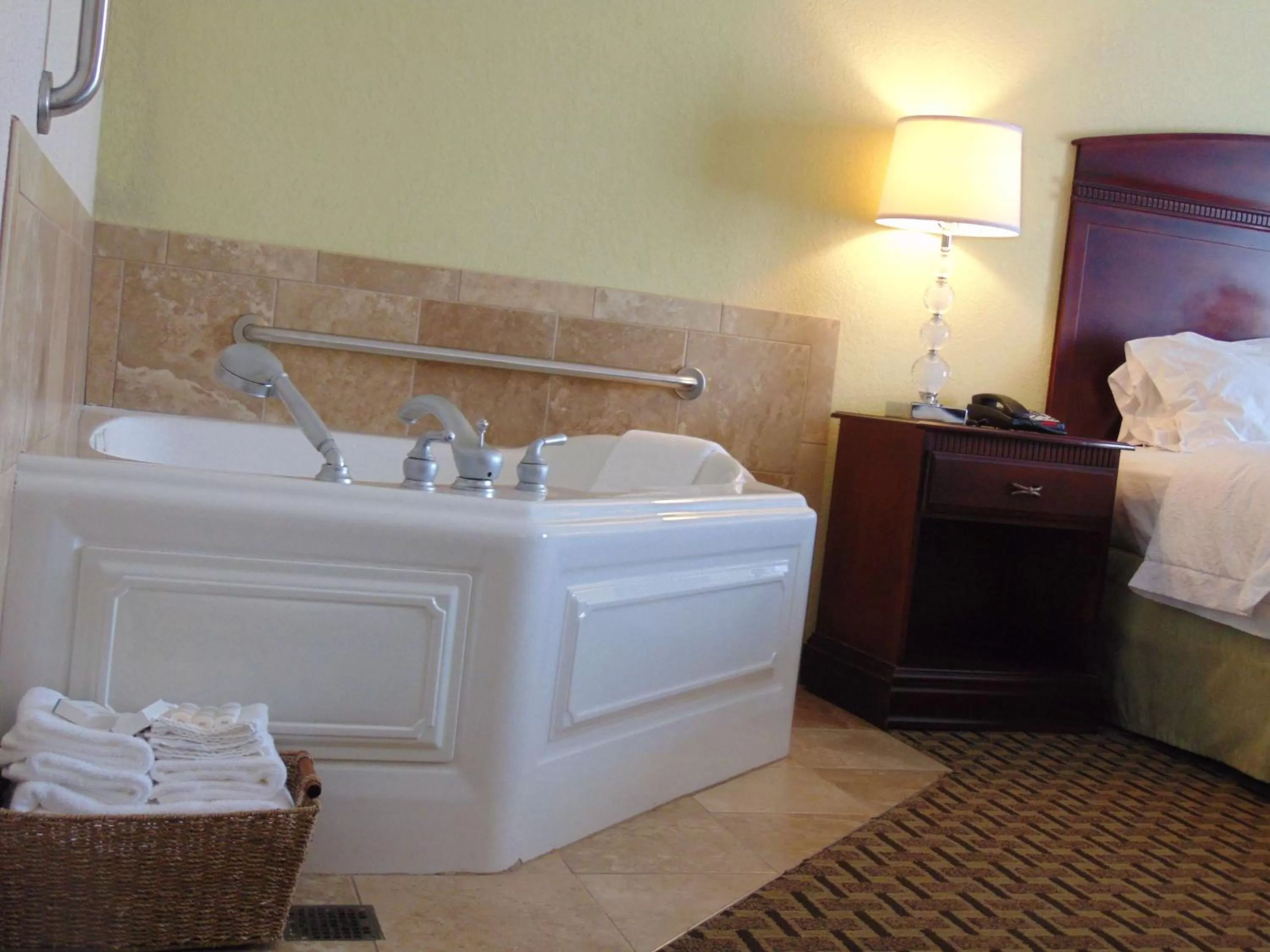 Bathroom, Bed in Hampton Inn & Suites Cleveland-Mentor