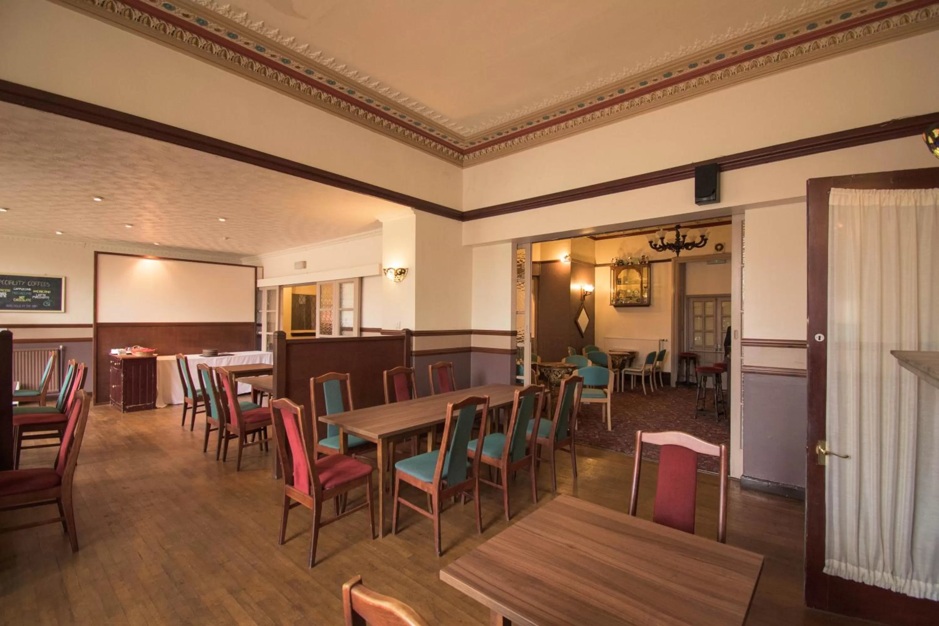 Restaurant/places to eat in Pinegrove Hotel