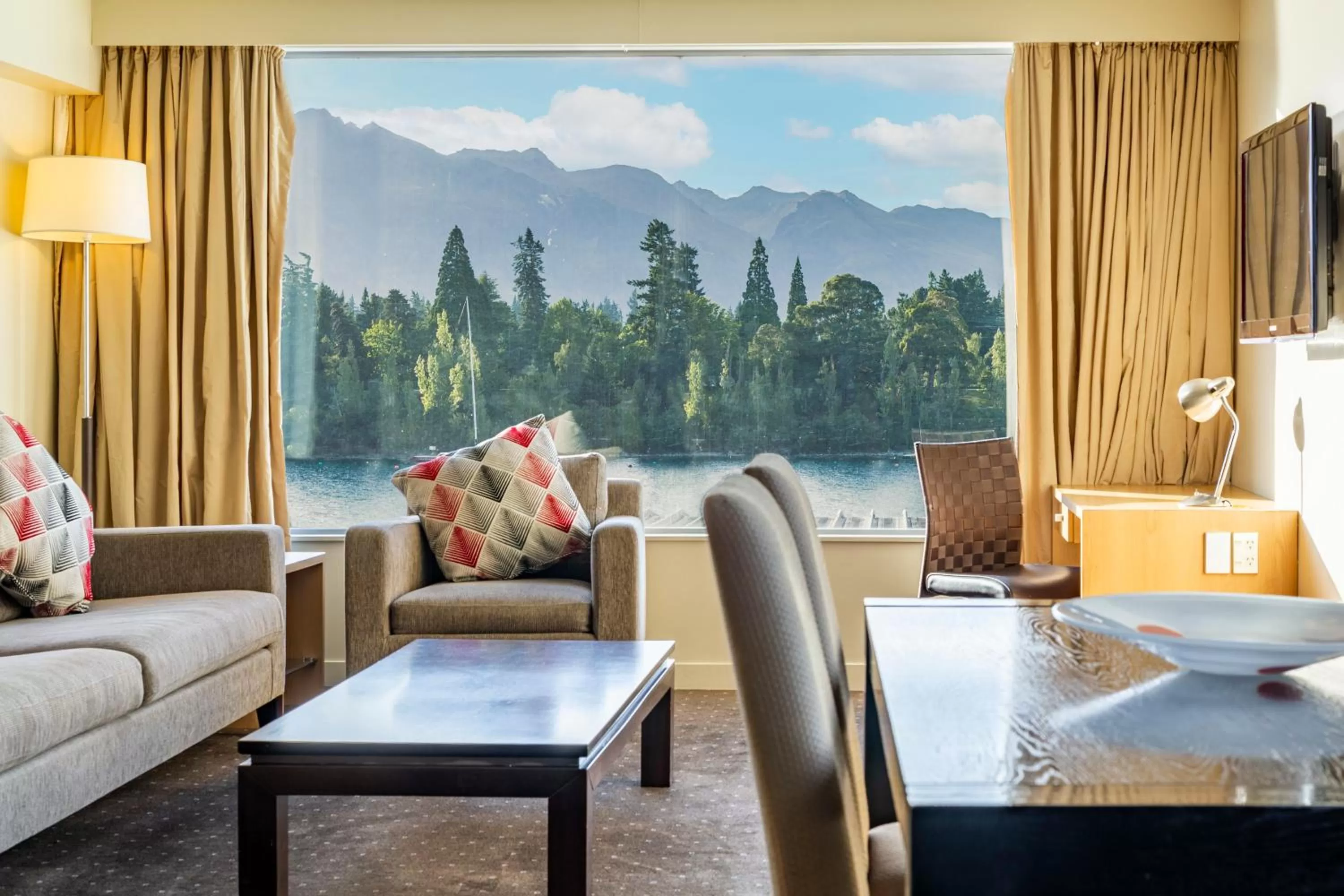 Living room in Crowne Plaza Queenstown by IHG