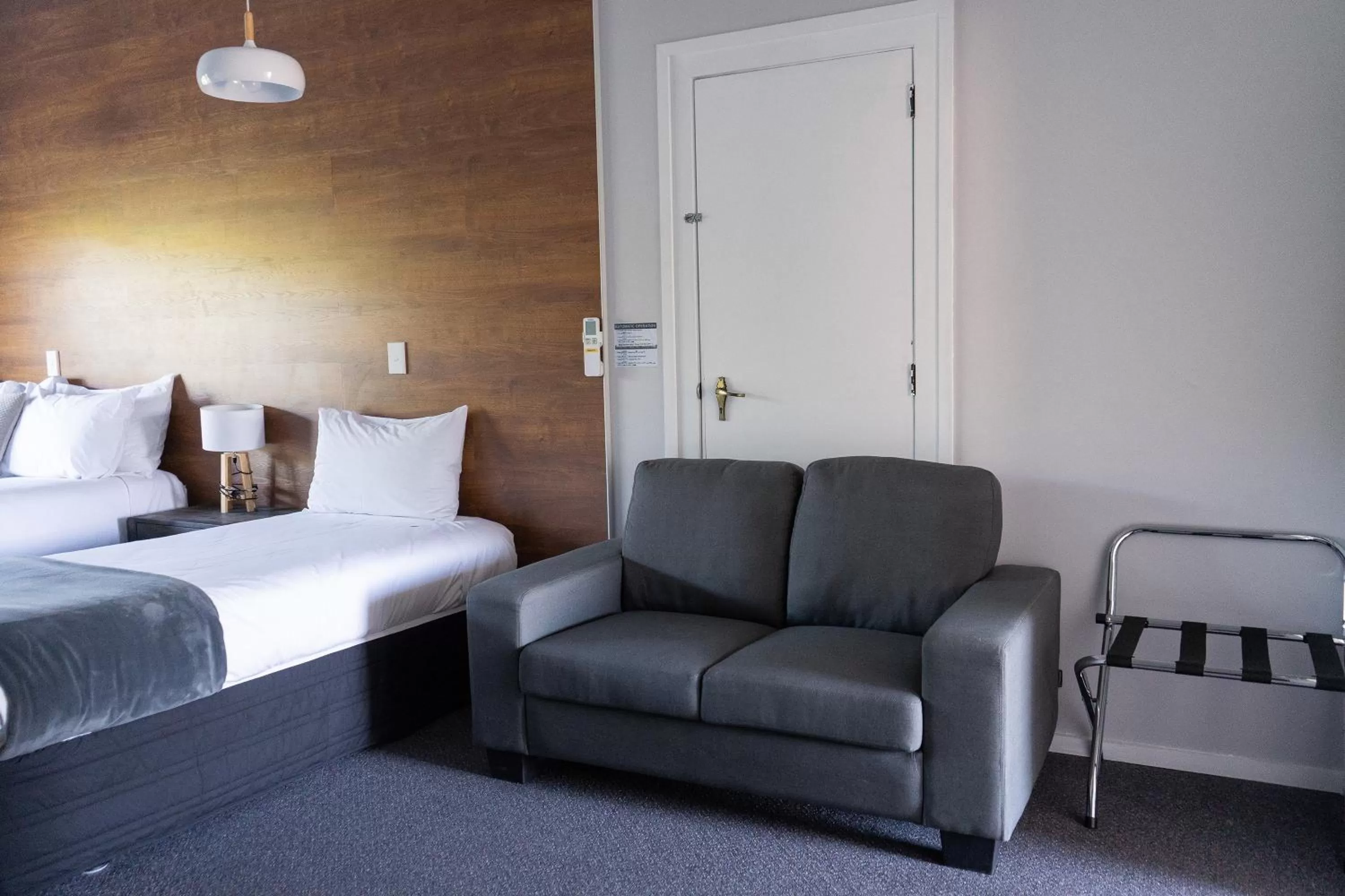 Seating area, Bed in Burwood Motel