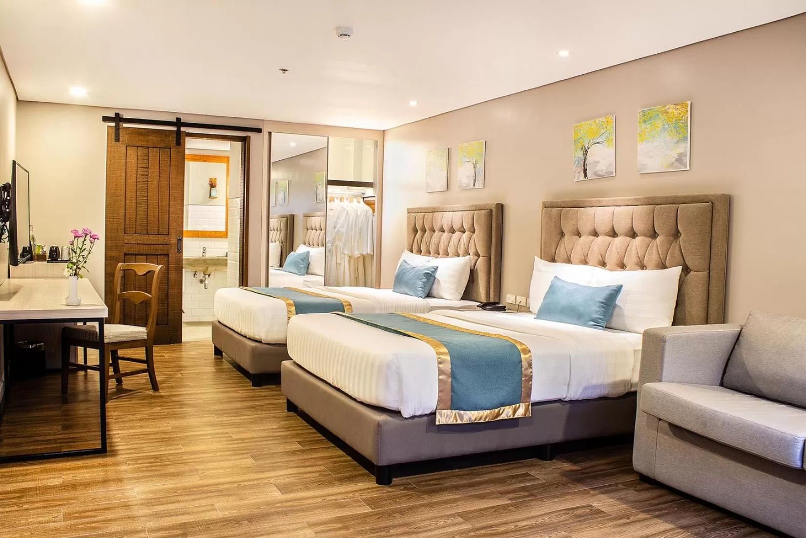 Photo of the whole room, Bed in Royale Parc Hotel Tagaytay