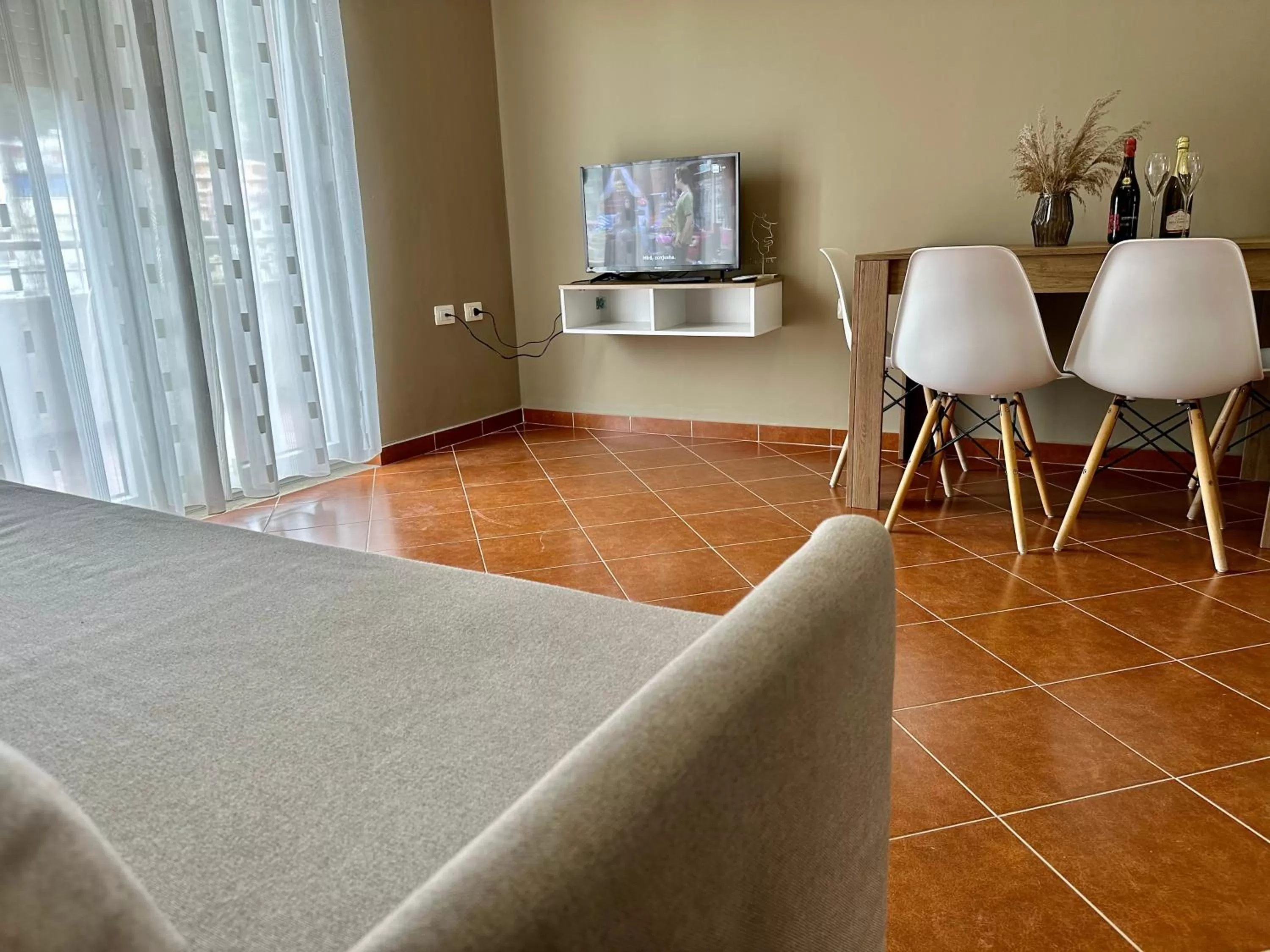 Communal lounge/ TV room, TV/Entertainment Center in FAMILY SUITE RESIDENCE