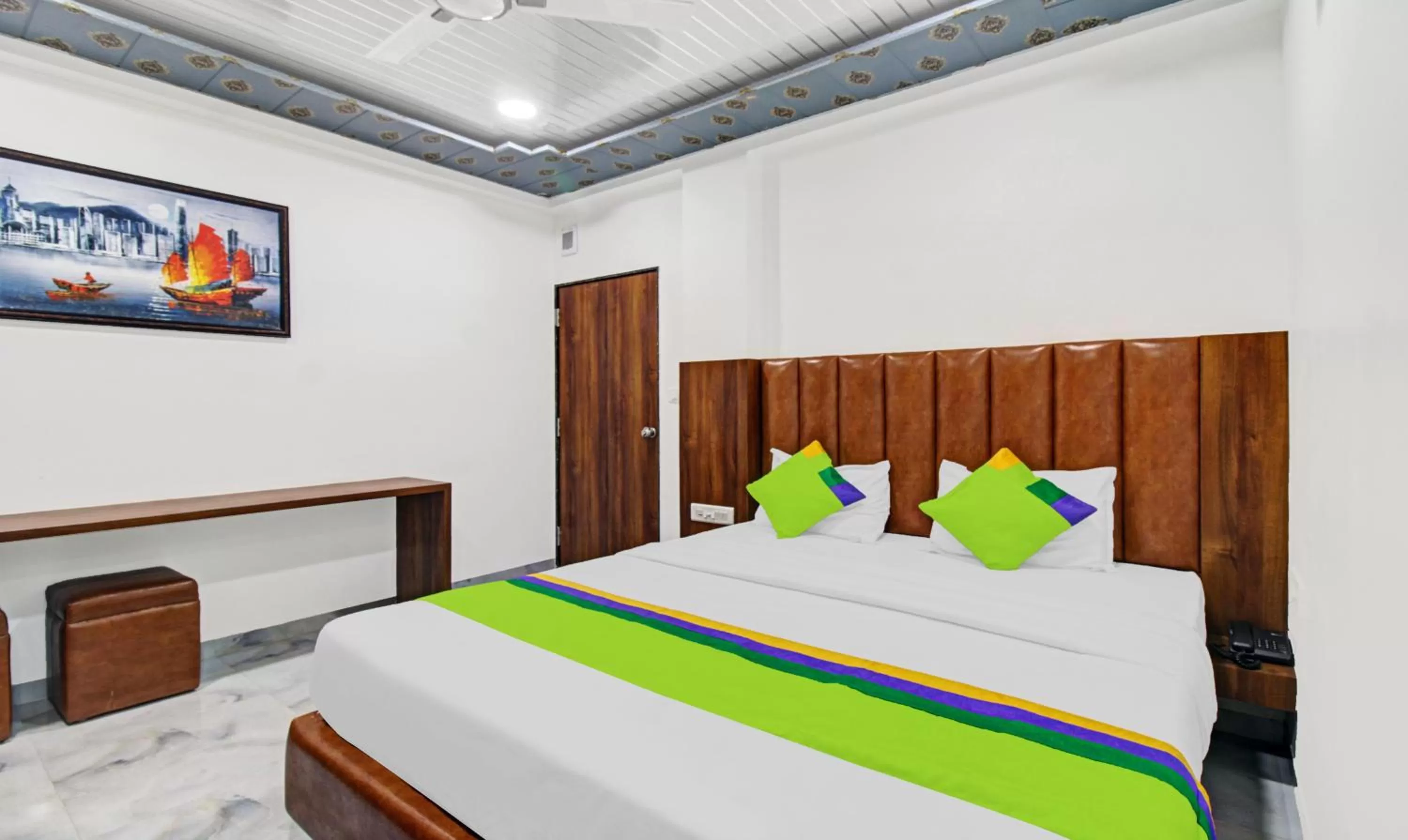 Bedroom, Bed in Treebo Hotel Rk Inn, Railway Station