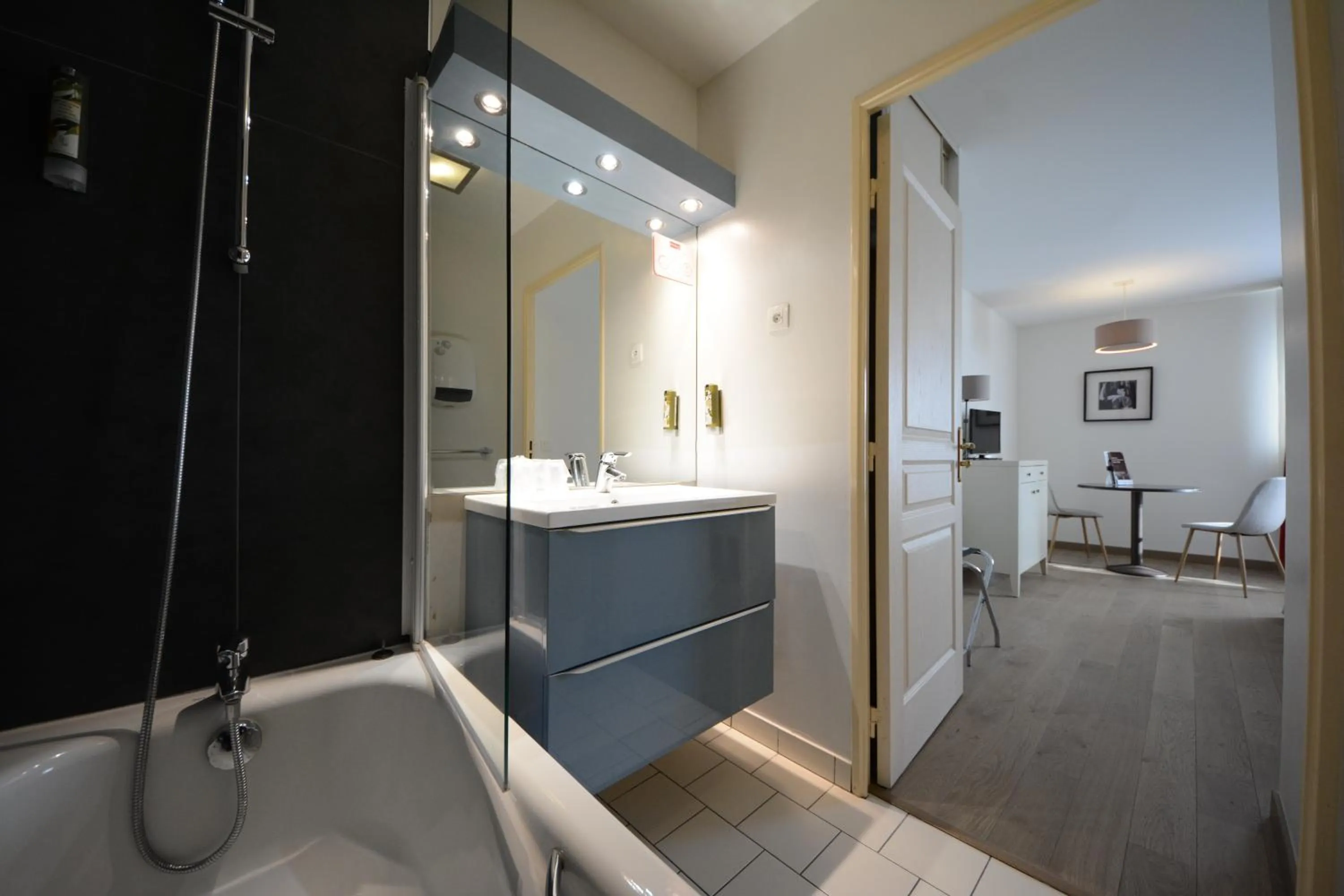 Bathroom in Hotel Cerise Chatou