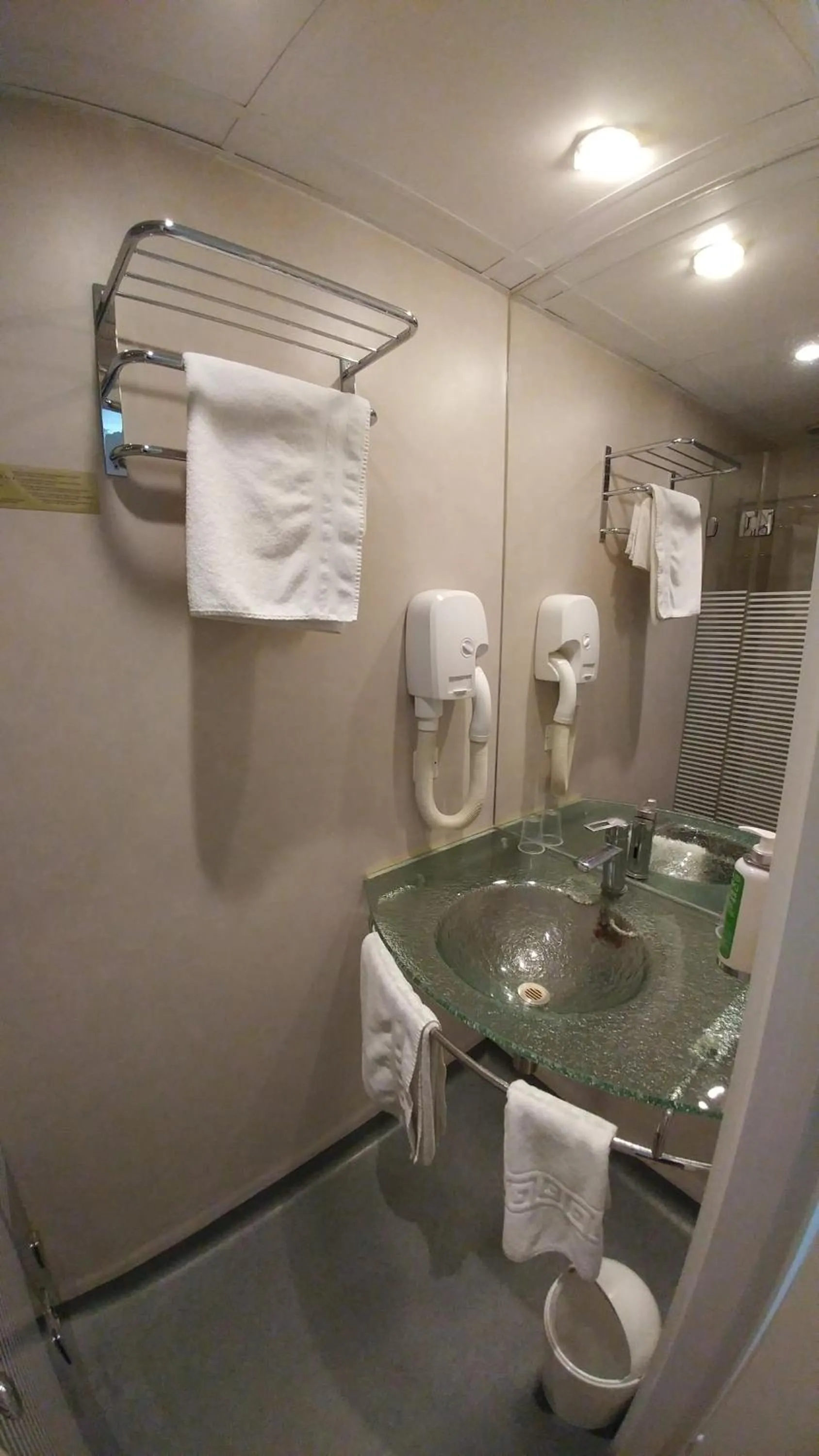 Bathroom in Cit'Hotel Le Cheval Blanc, Cognac Centre