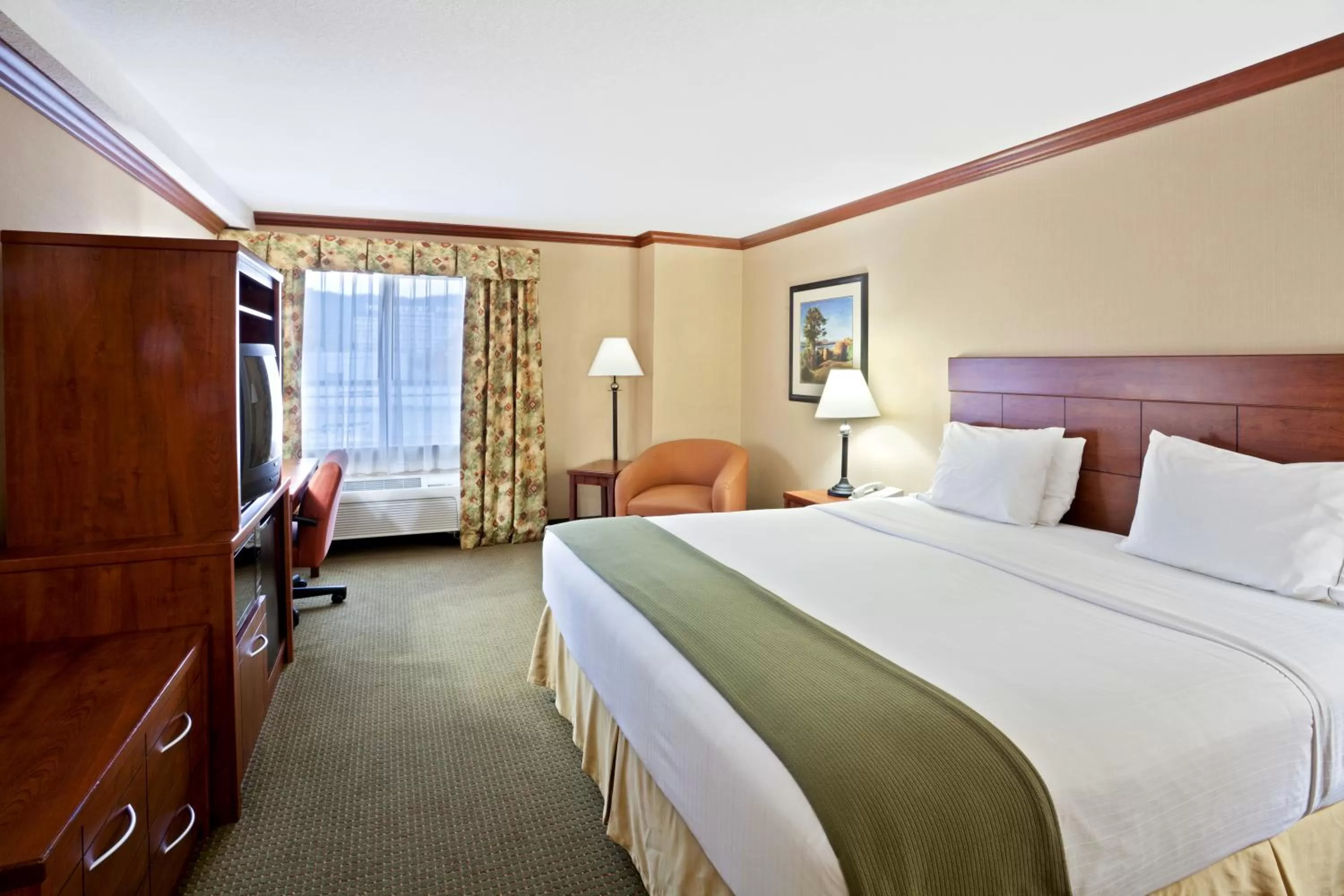 Photo of the whole room, Bed in Holiday Inn Express Hotel & Suites Portland-Northwest Downtown by IHG