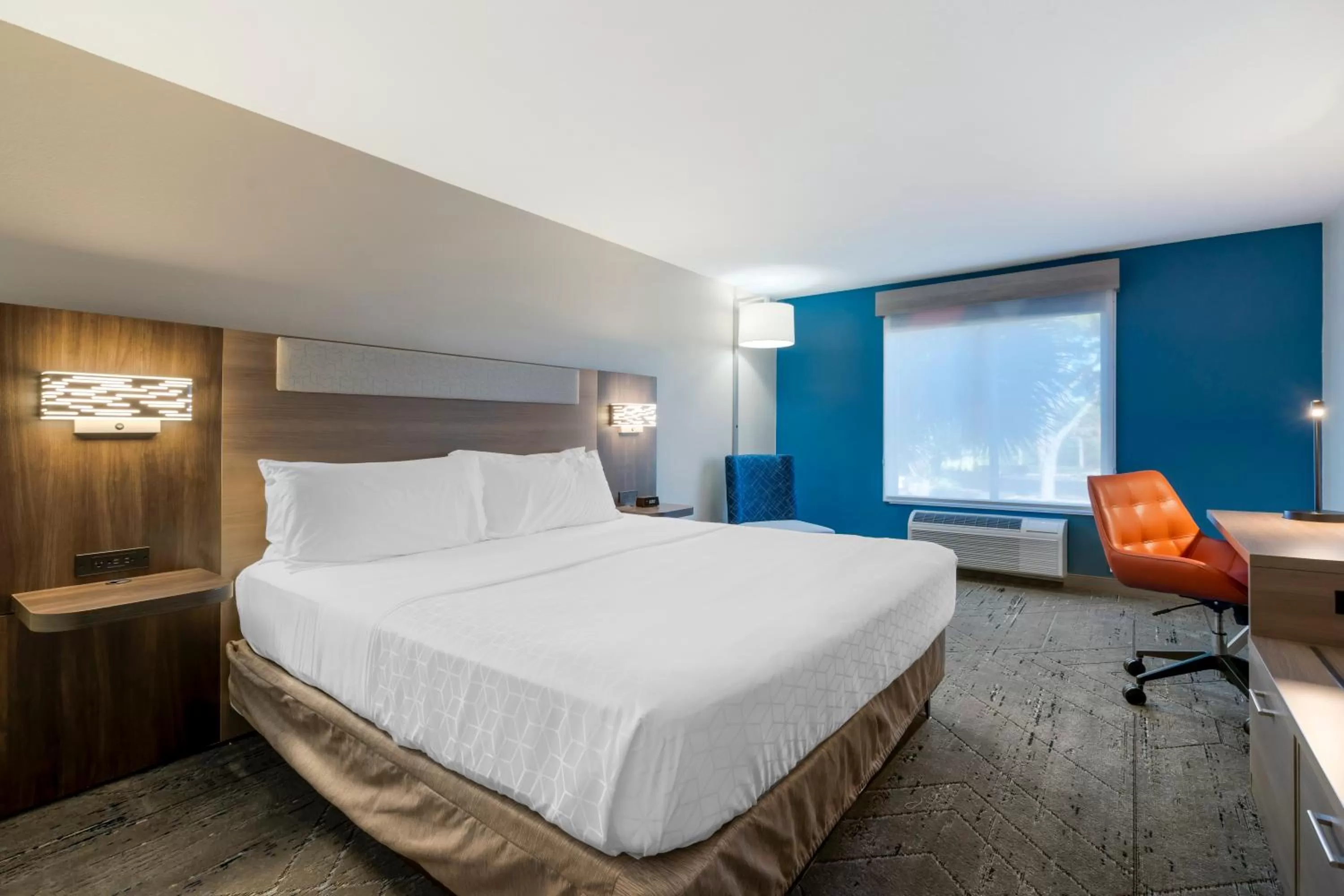 Bed in Holiday Inn Express Hotel & Suites - The Villages by IHG