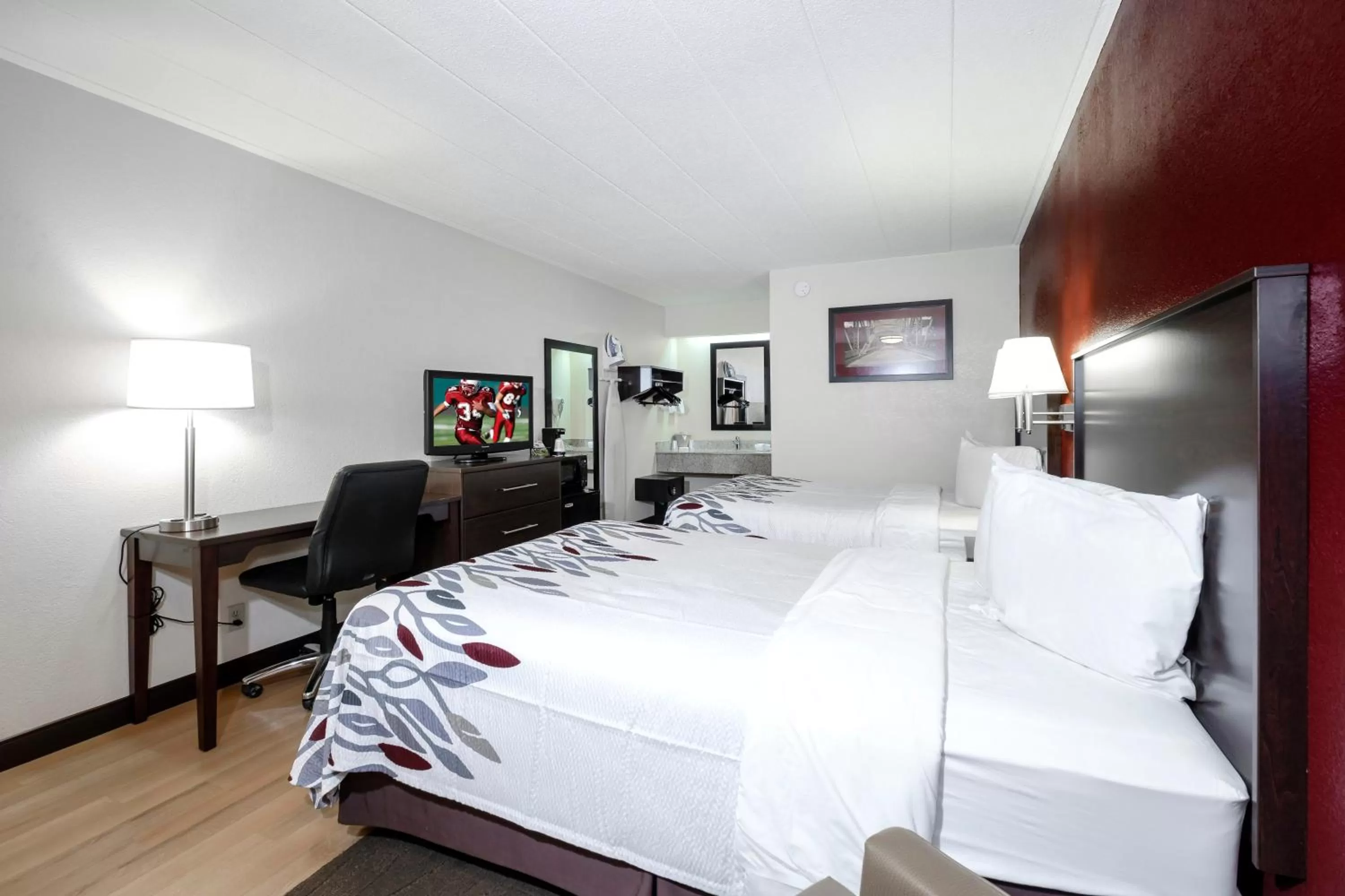 Photo of the whole room, Bed in Red Roof Inn Bloomington - Normal/University