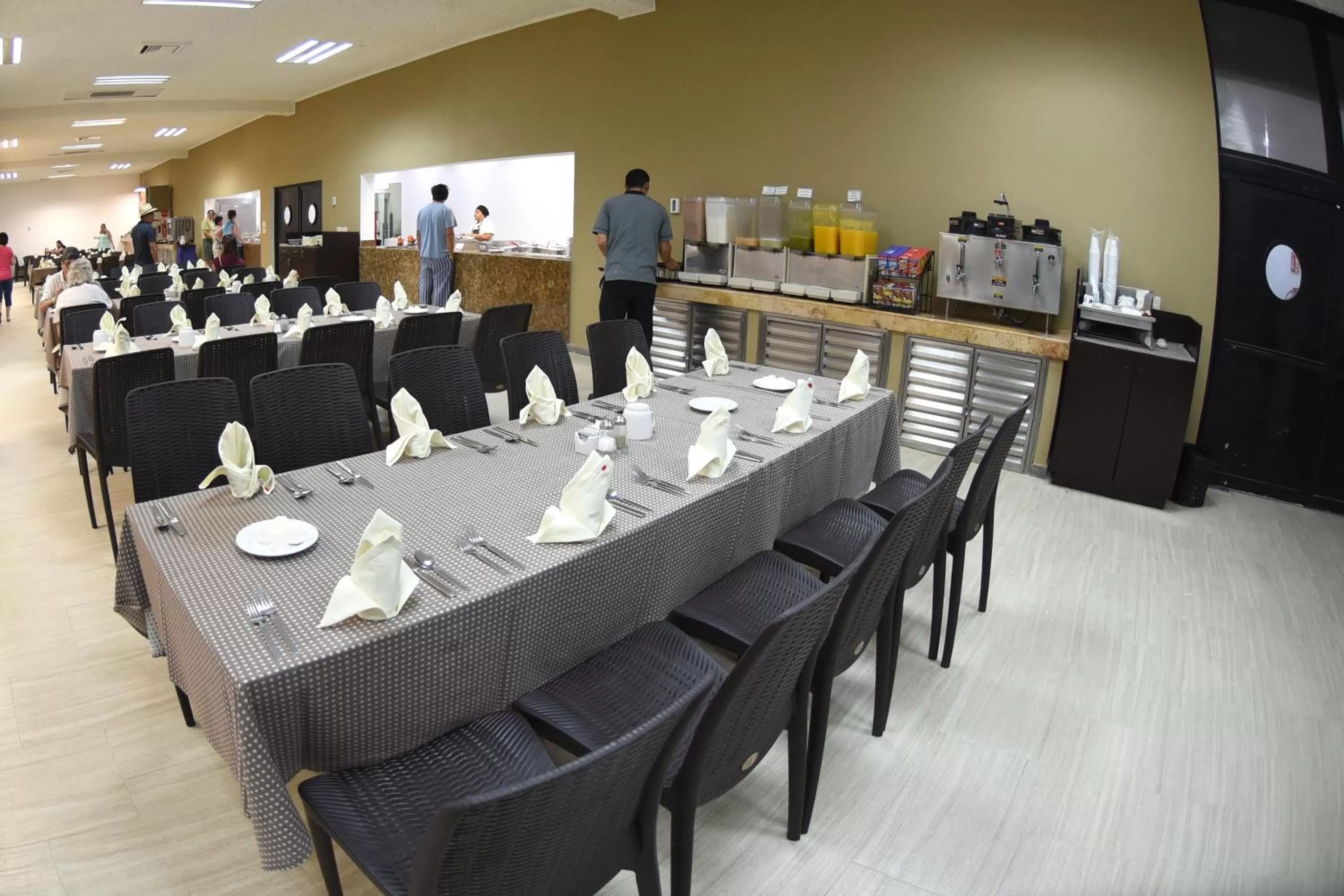 Restaurant/places to eat in El Cid Castilla Beach