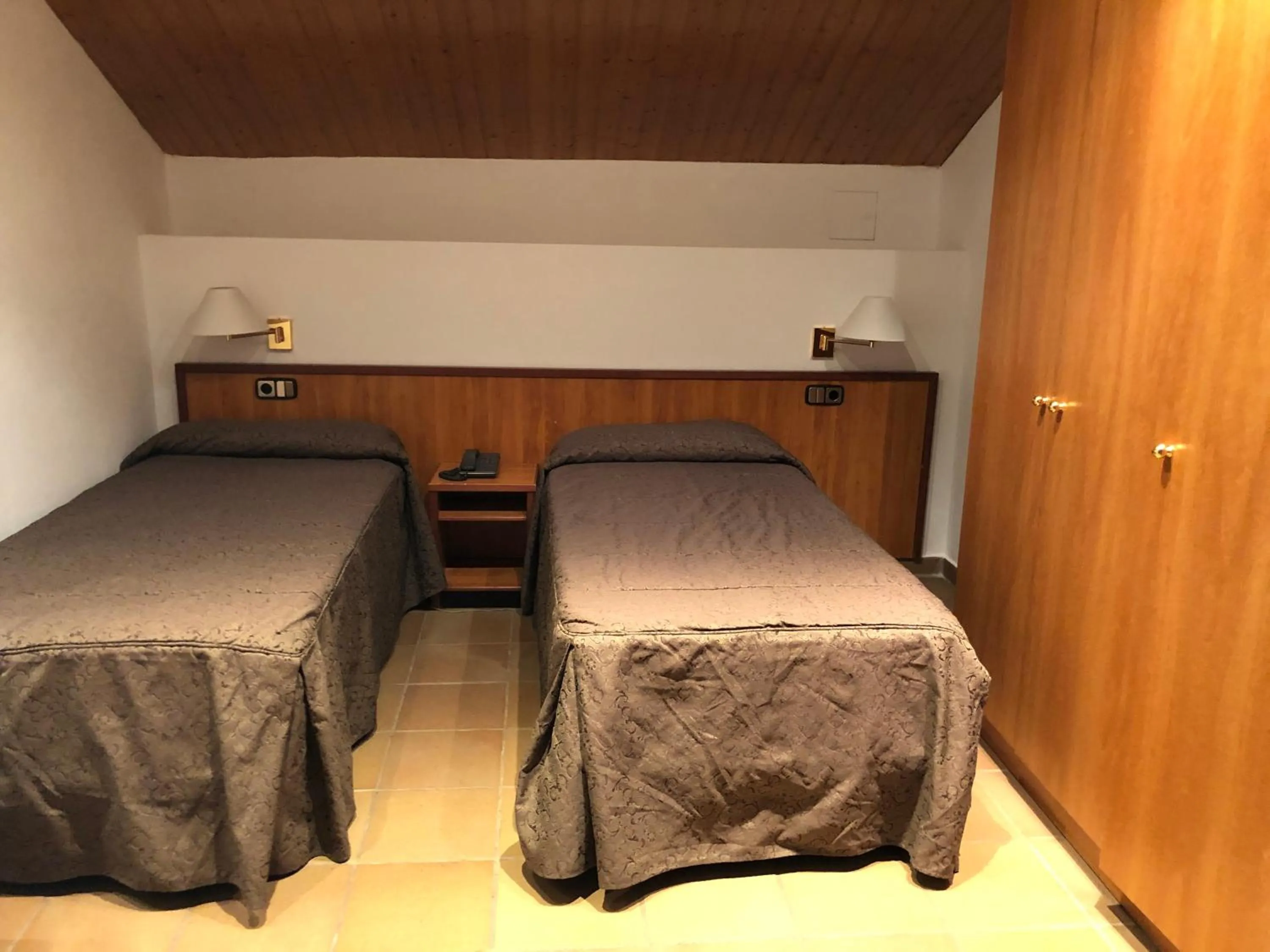 Communal lounge/ TV room, Bed in Hotel Refugi dels Isards