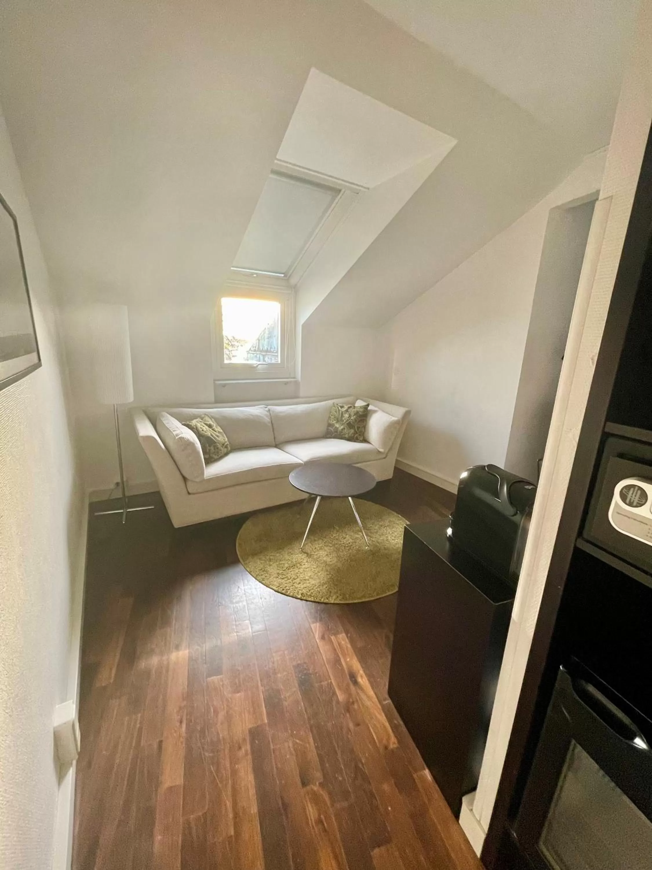 Seating area, Bed in First Hotel Witt