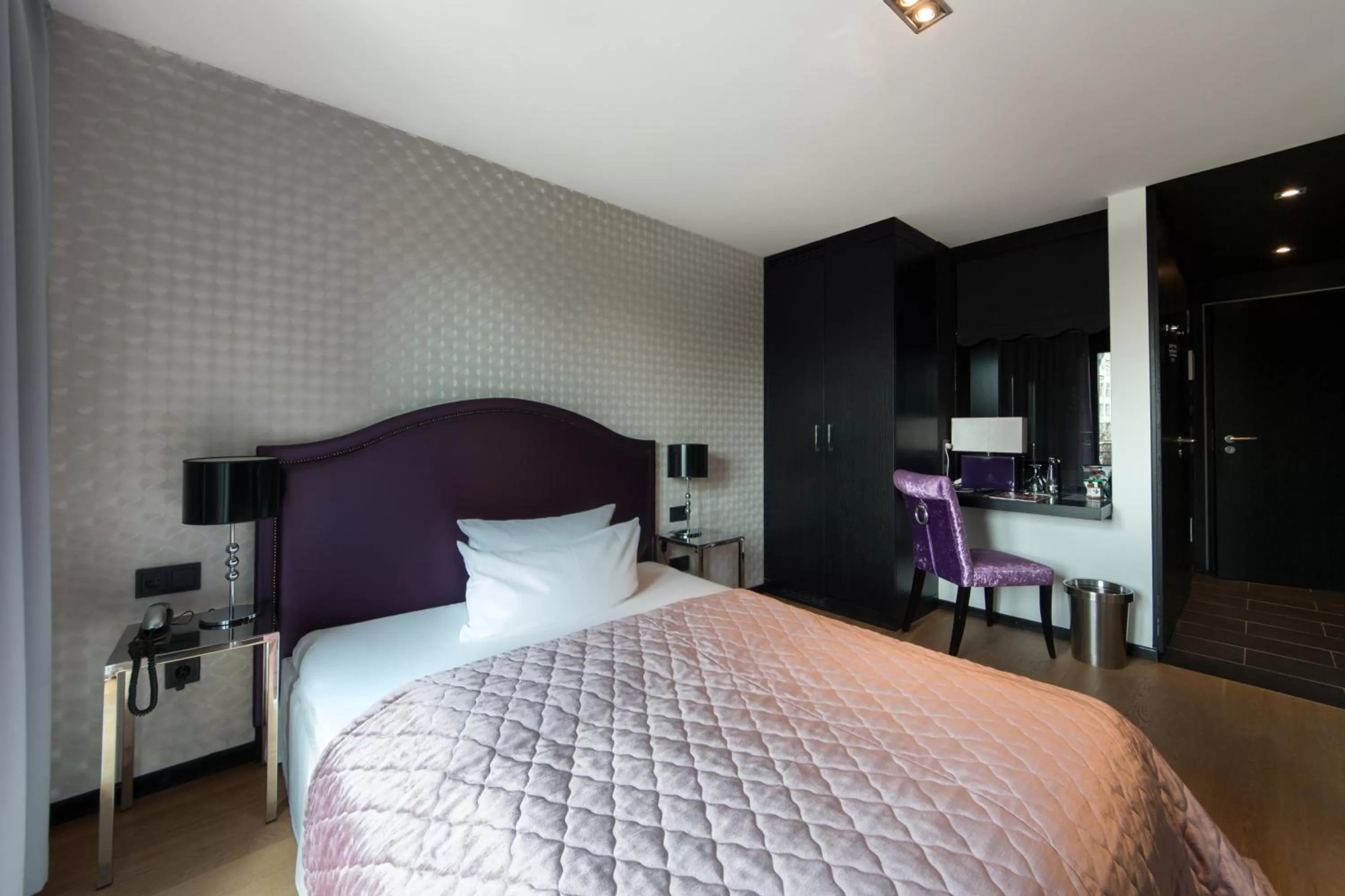 Photo of the whole room, Bed in La Mansion Vi Vadi Hotel