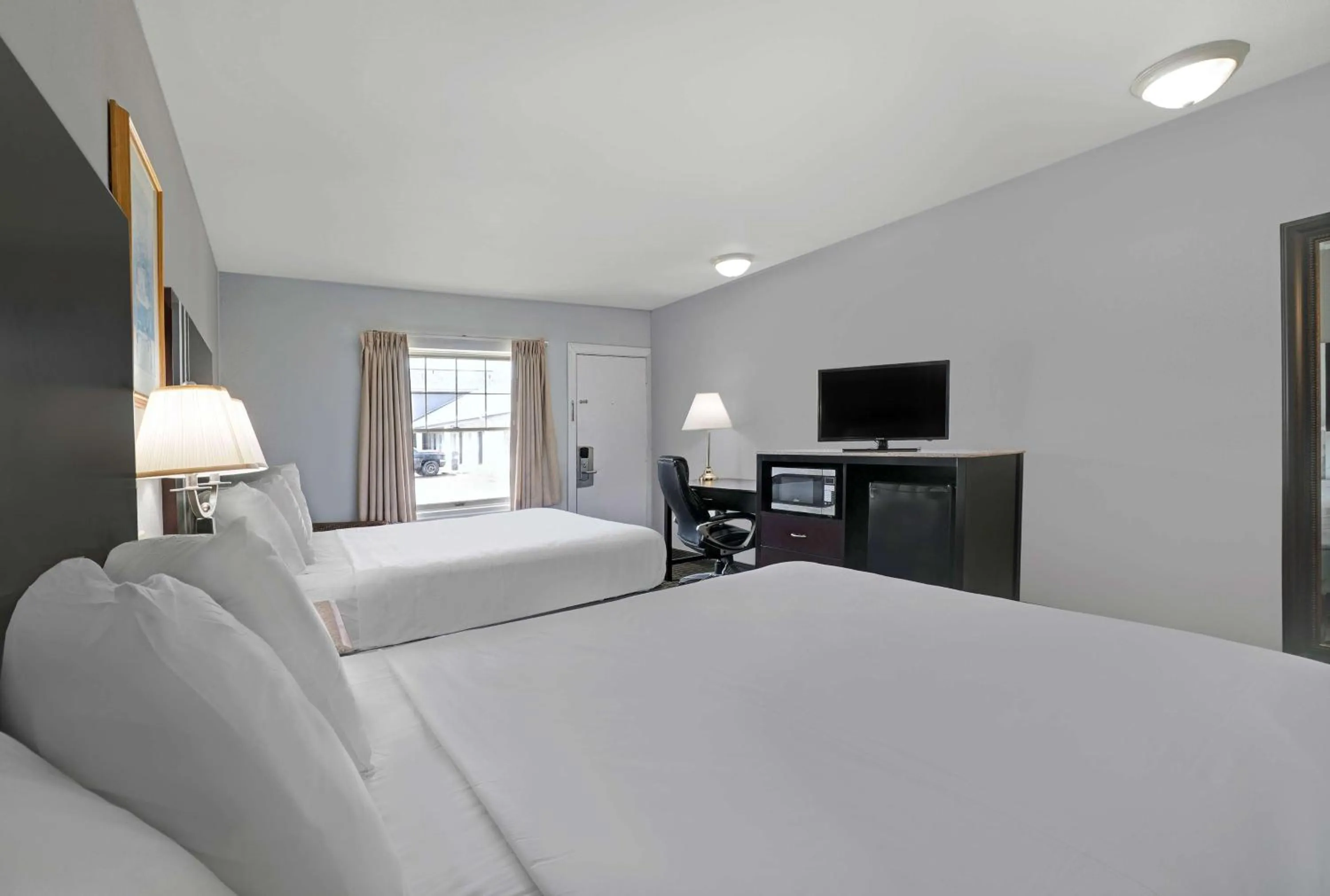 Photo of the whole room, Bed in Motel 6 Washington, PA