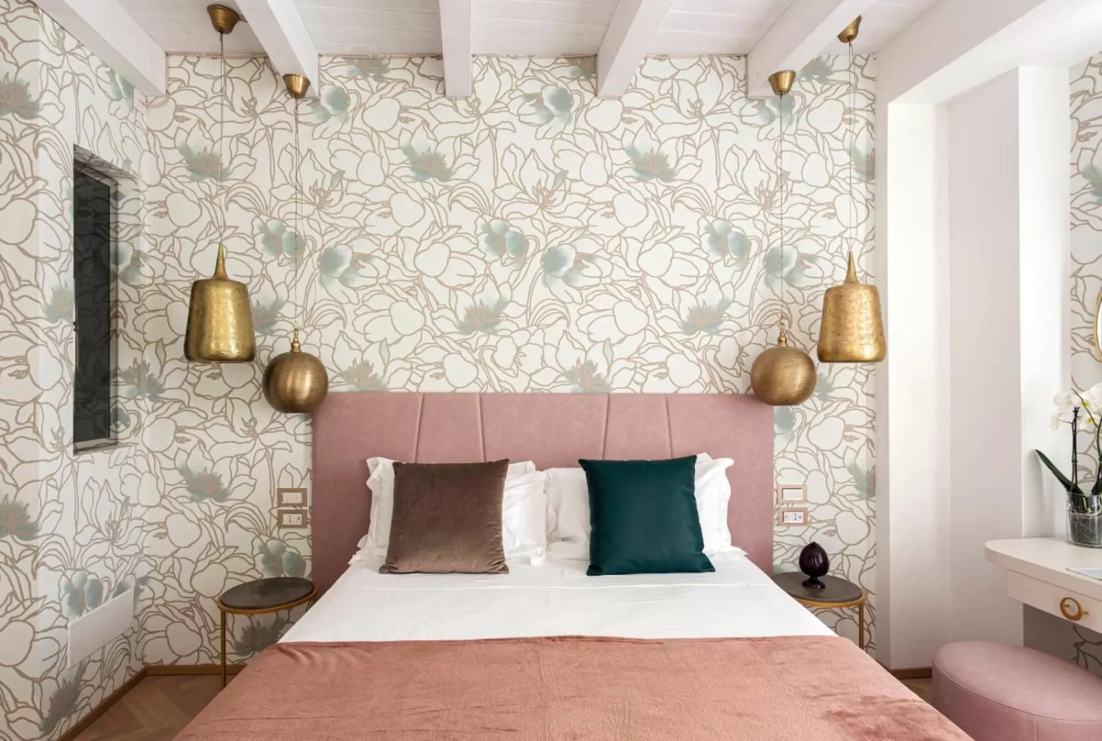 Bed in LUXURY SUITES ROCOPOM - Lake Front