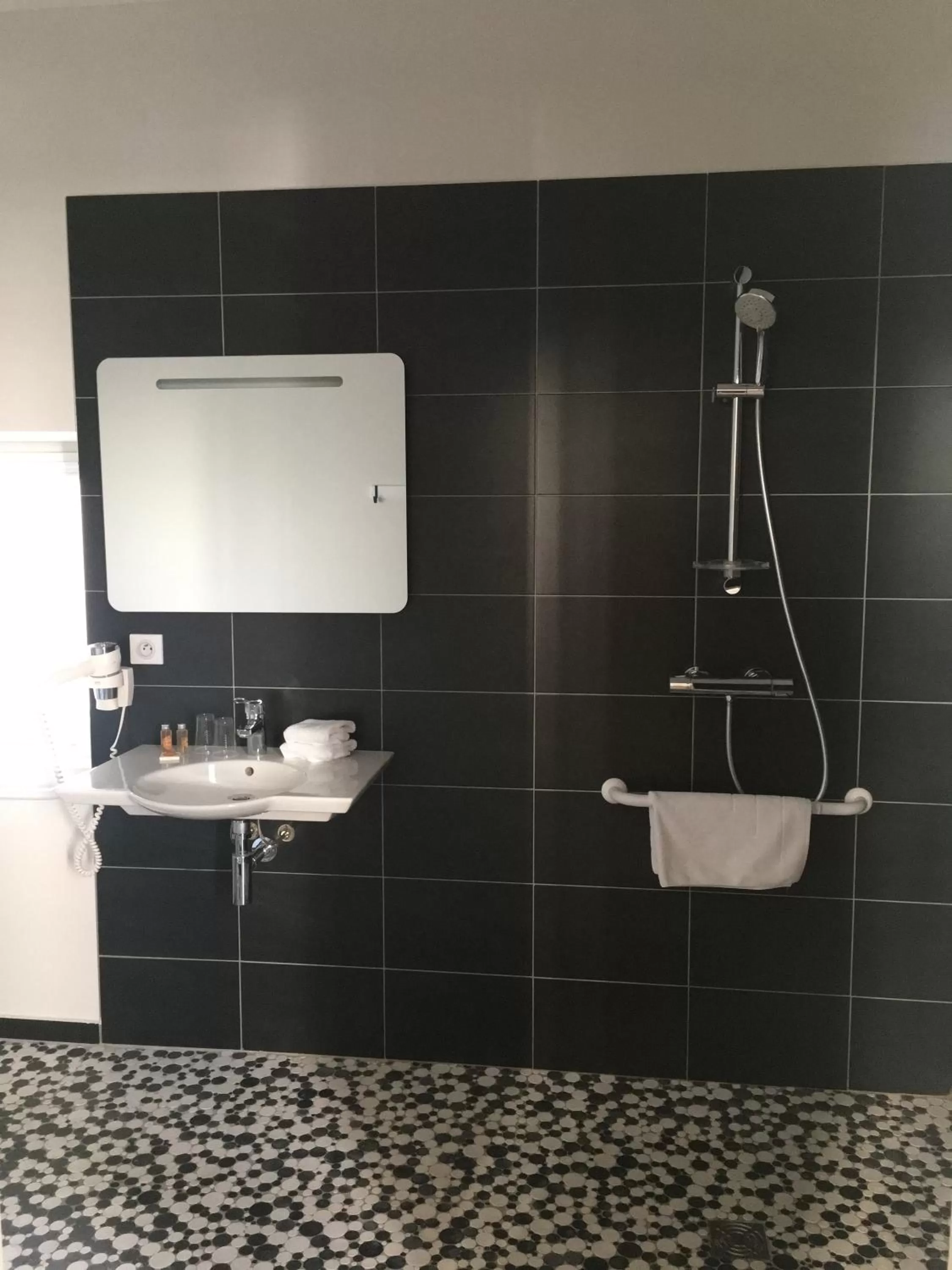 Bathroom in Hôtel Central