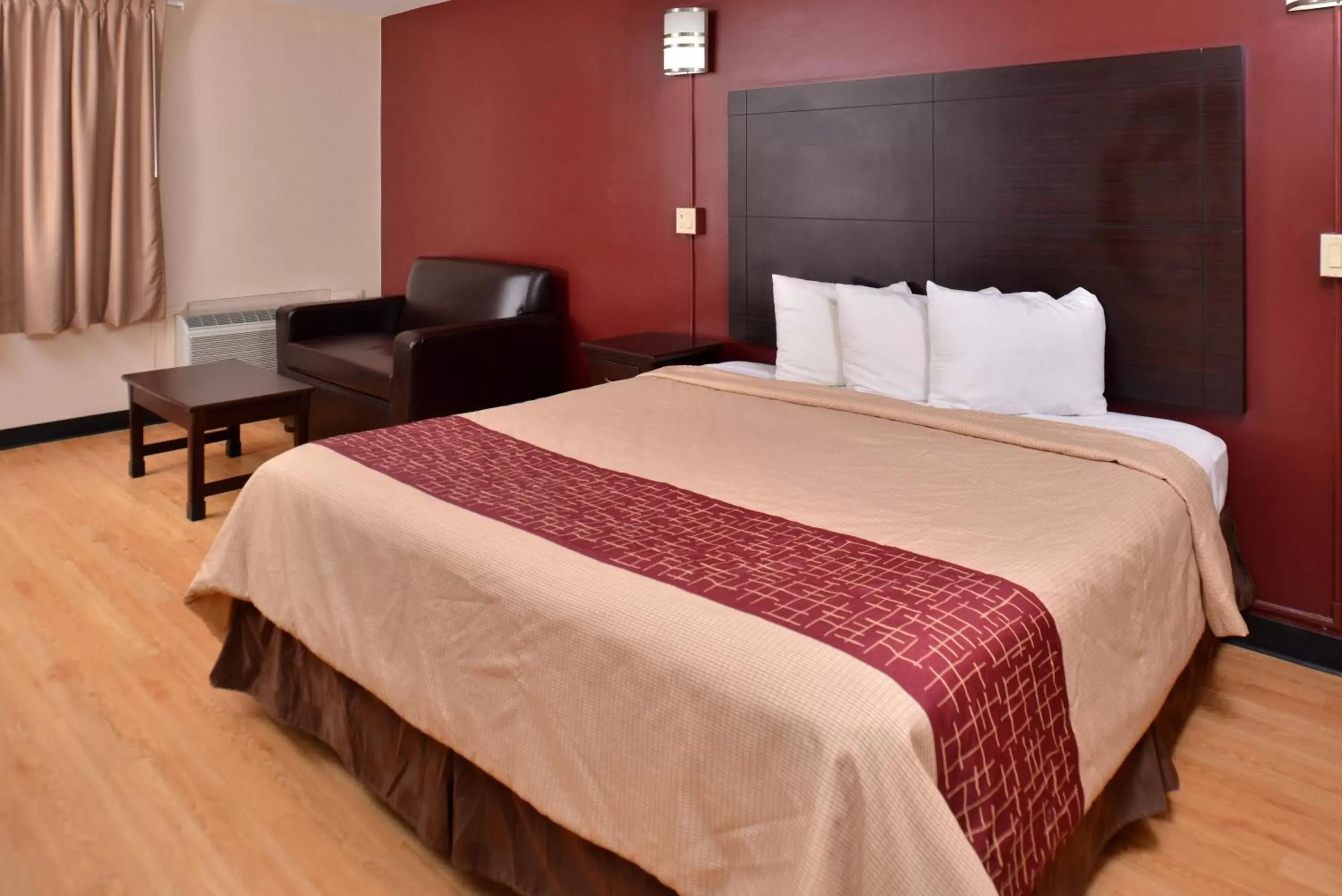 Superior King Room with Kitchenette Non-Smoking in Red Roof Inn Van Horn Superior King Room with Kitchenette Non-Smoking in Red Roof Inn Van Horn