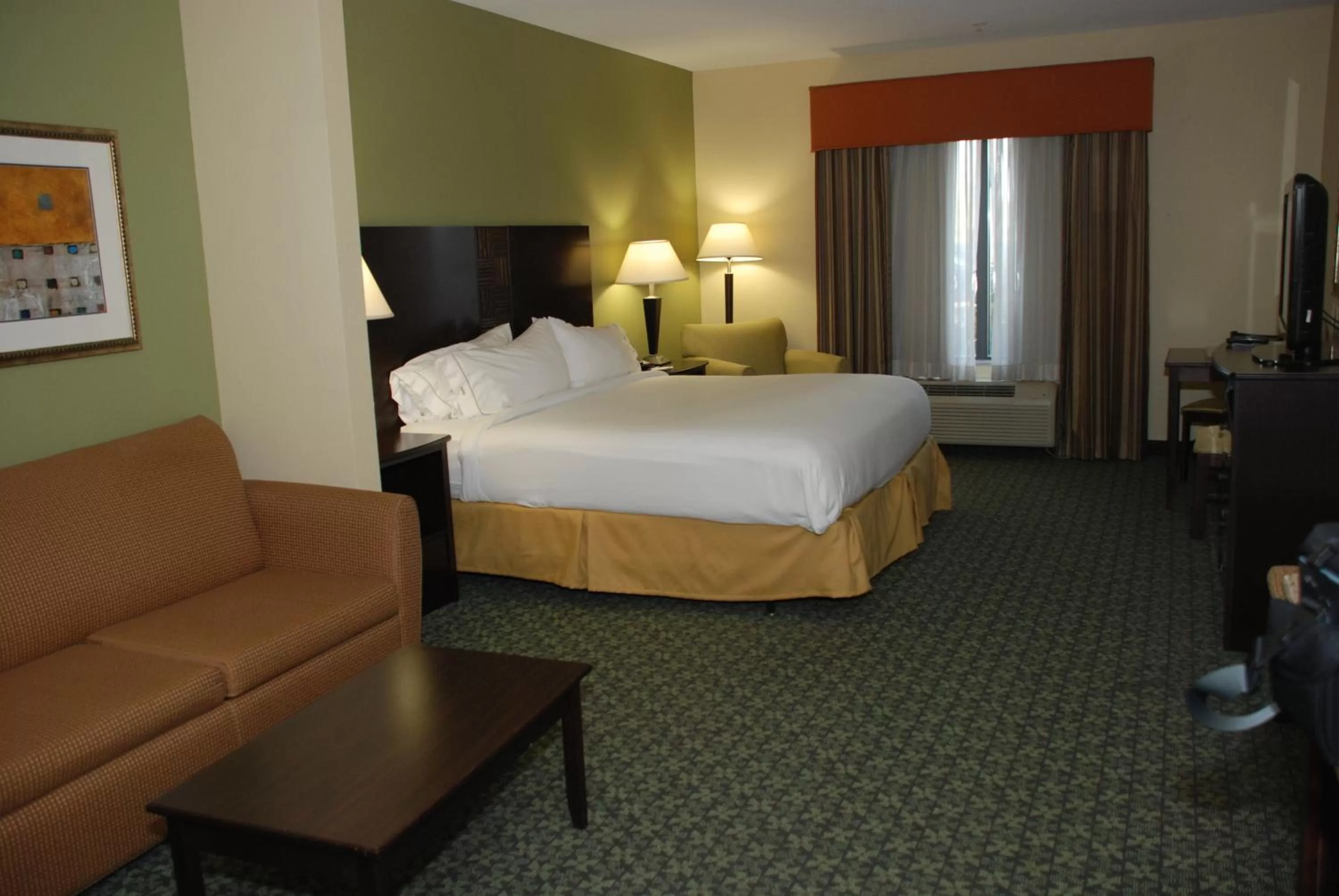 Photo of the whole room, Bed in Holiday Inn Express & Suites Covington by IHG