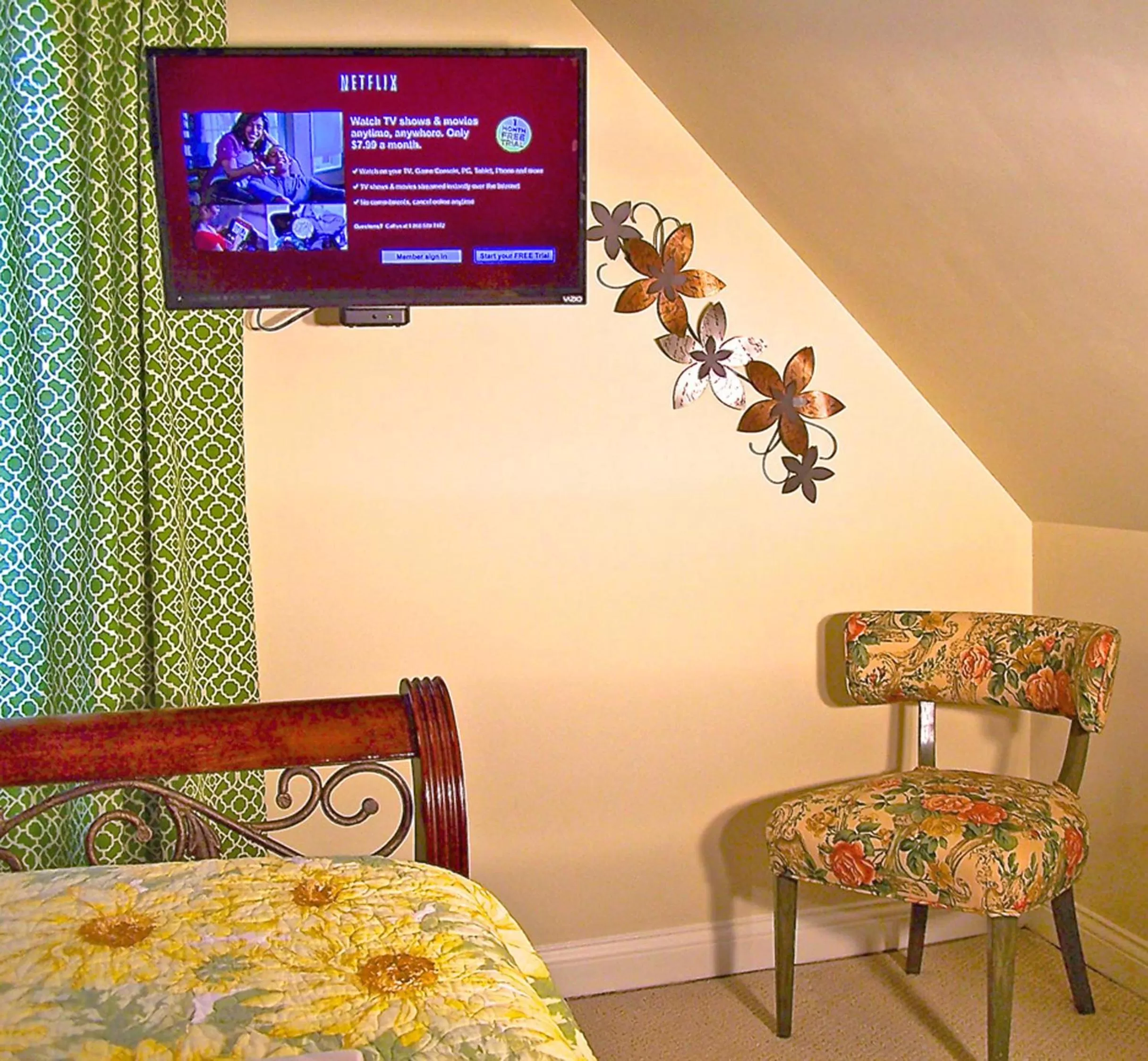 TV and multimedia, TV/Entertainment Center in Lyndon House Bed & Breakfast