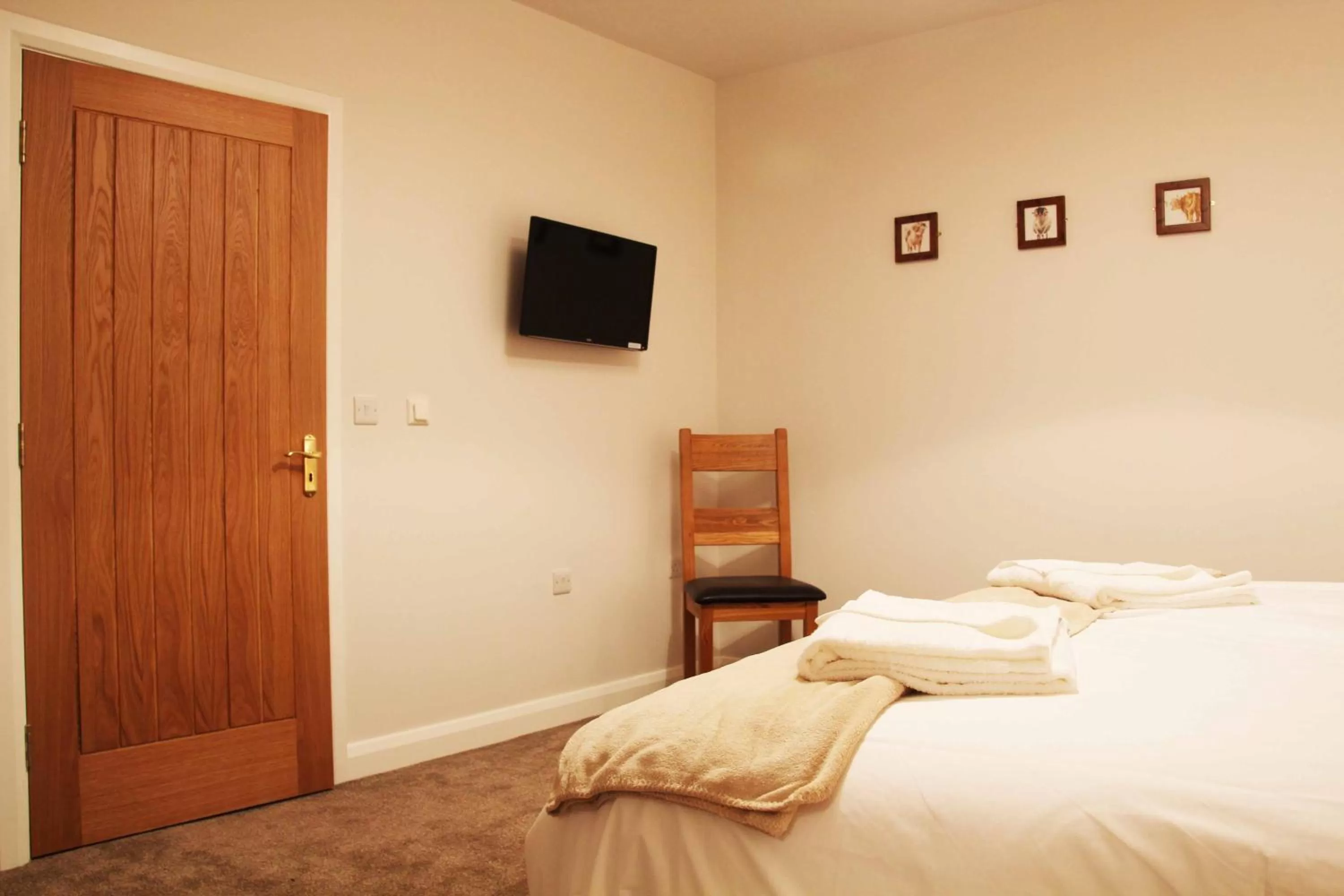 Photo of the whole room, Bed in Coddy's Farm