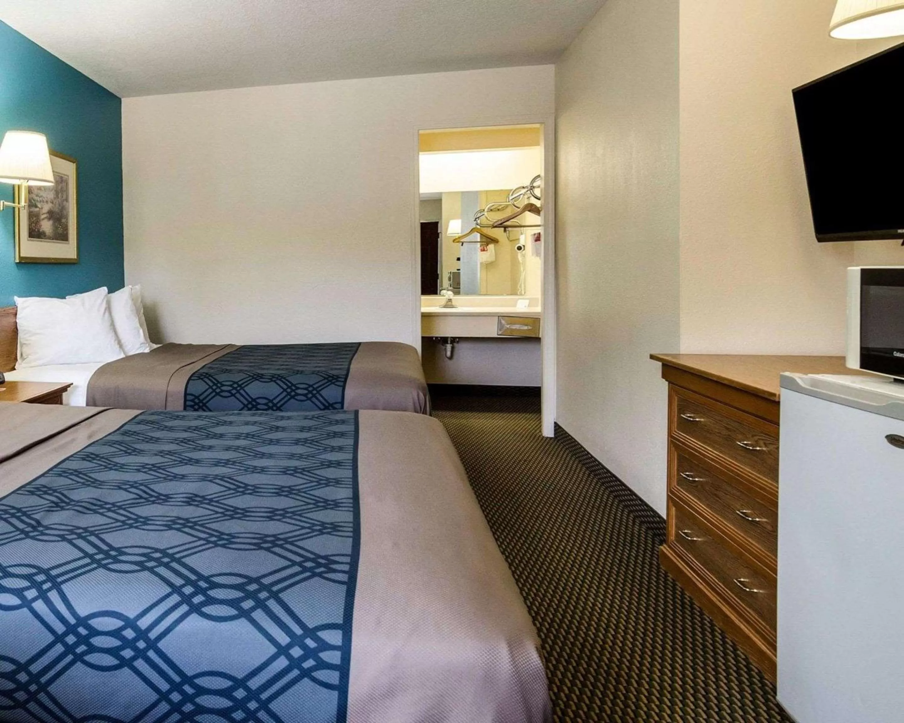 Bedroom, Bed in Econo Lodge Lawrence near University