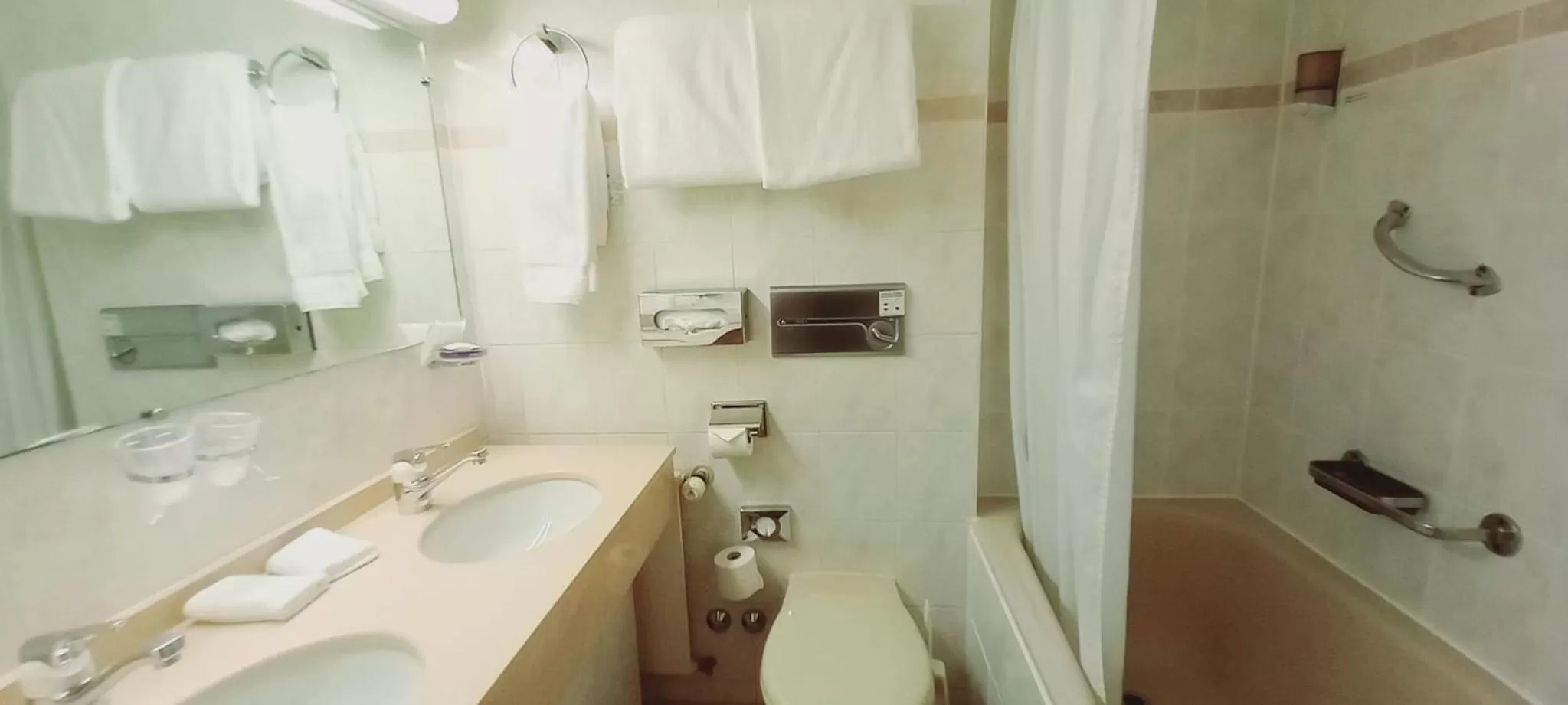 Bath in Hôtel Astoria