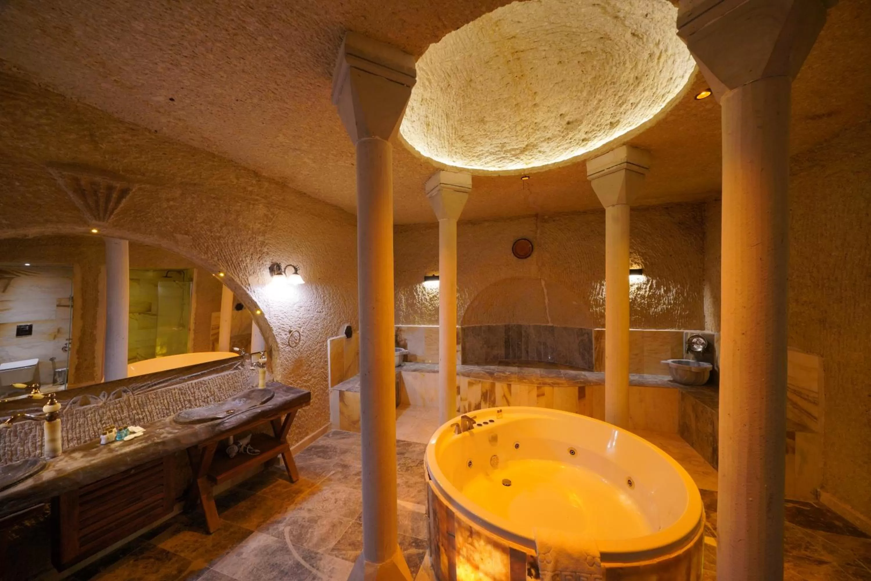 Hot Tub in Shoestring Cave House