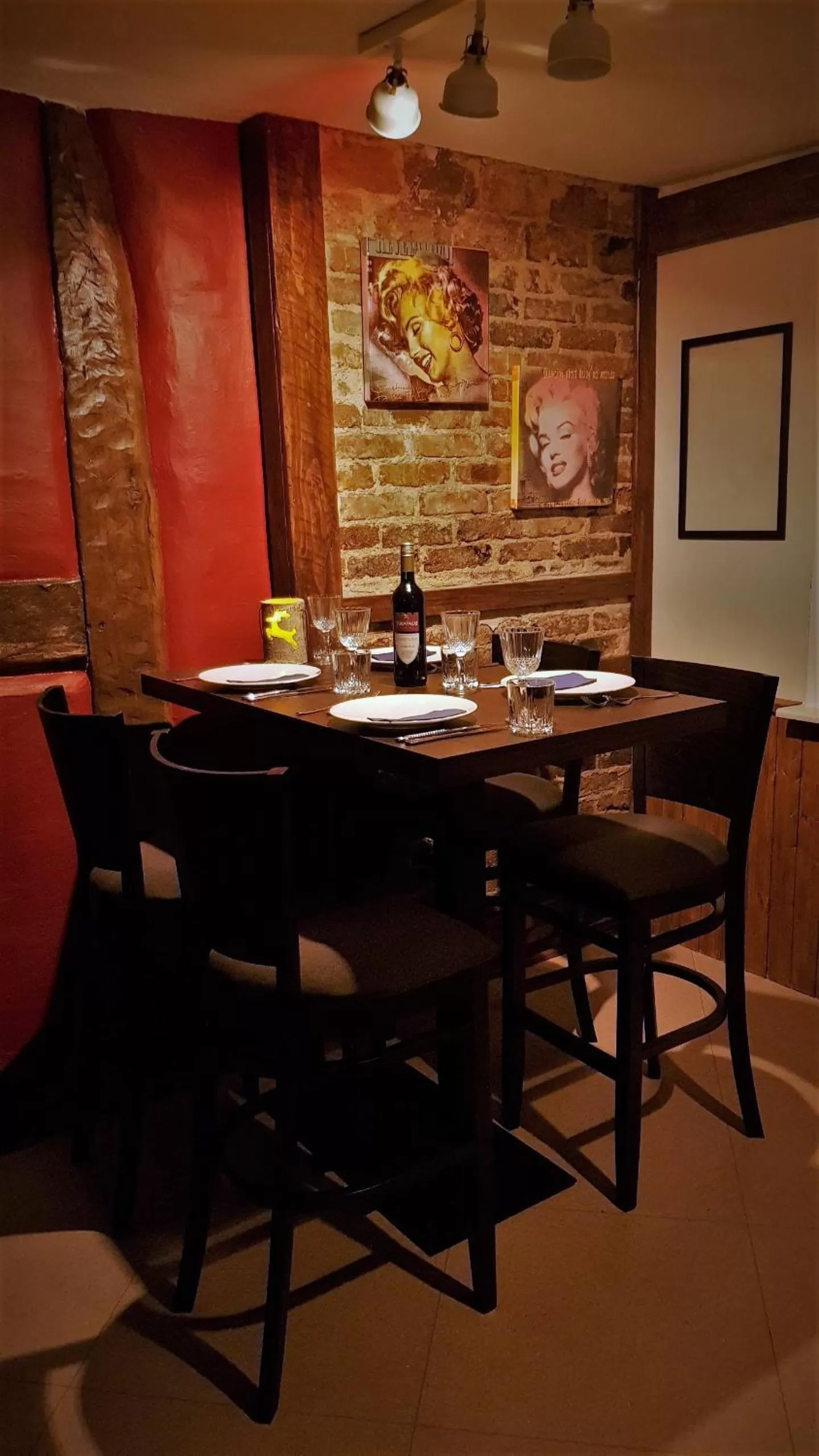 Restaurant/places to eat in Roastineer Hotel