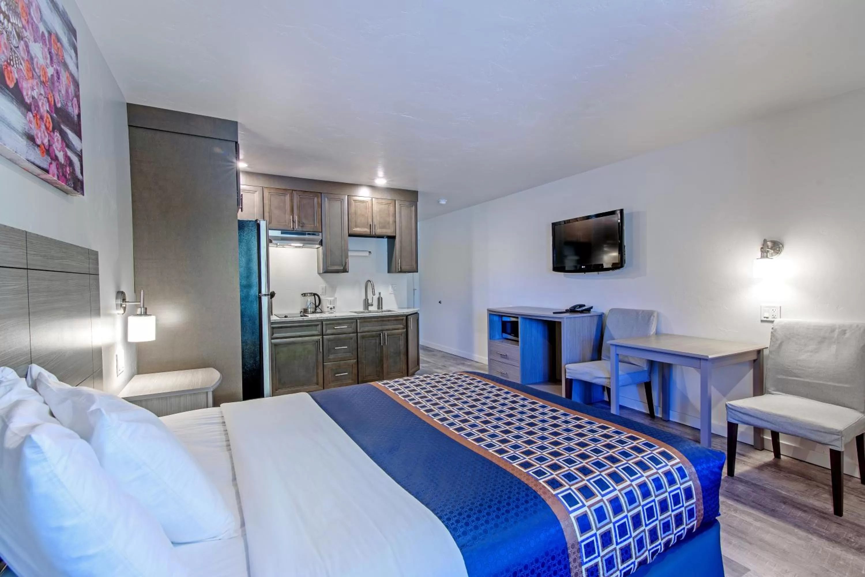 Bed in The Gunnison Inn at Dos Rios Golf Course