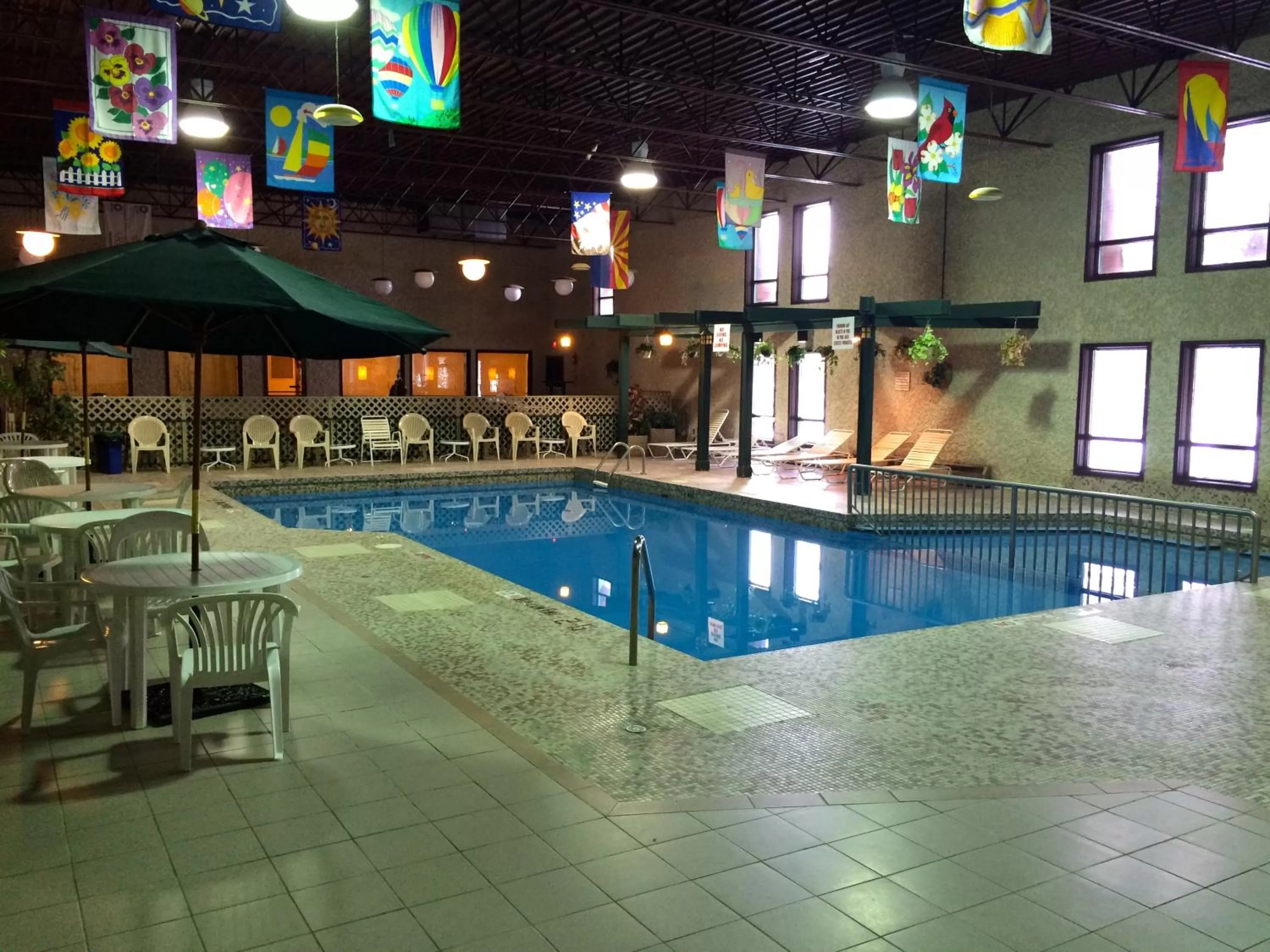 Swimming pool in Colonial Inn