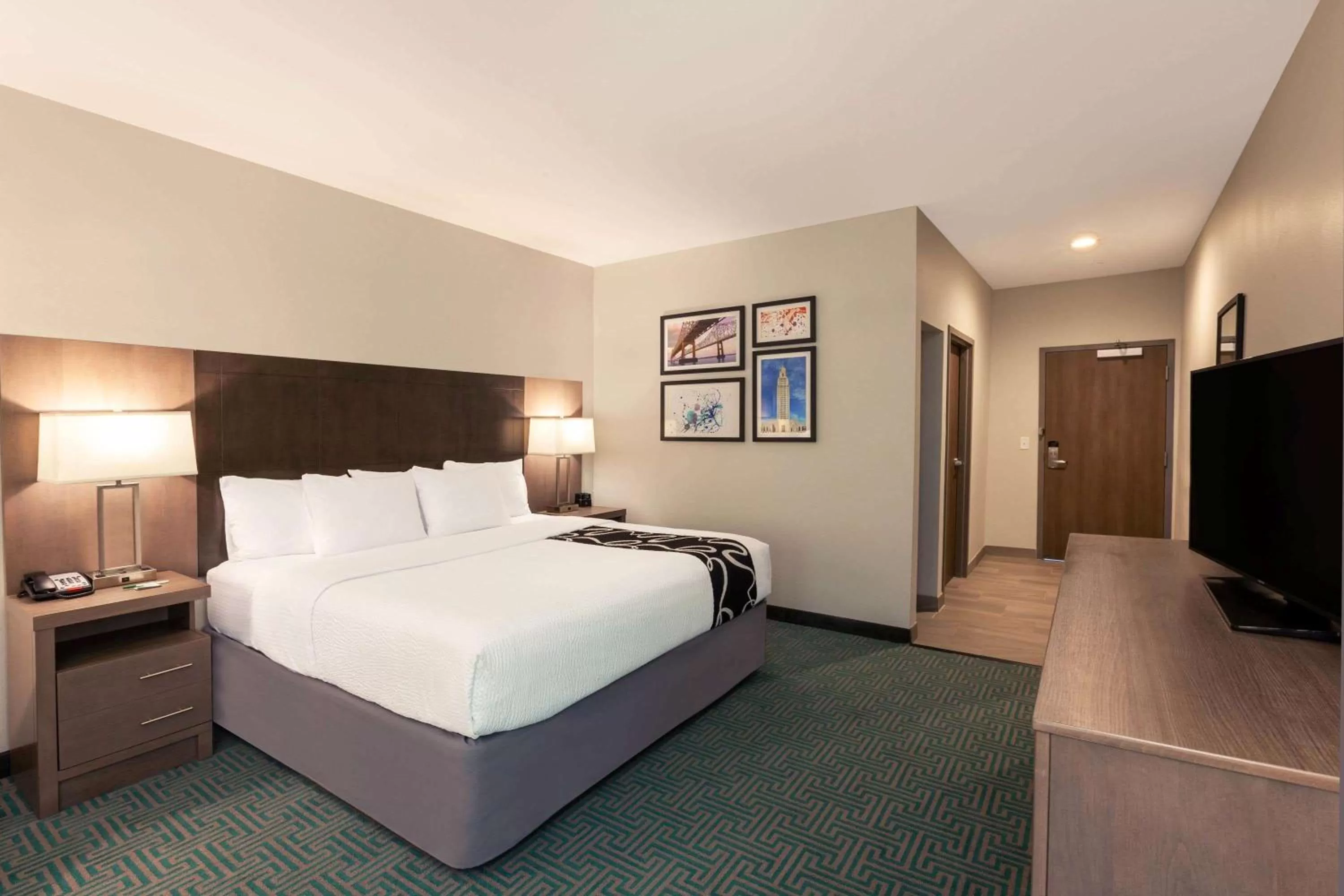 Photo of the whole room, Bed in La Quinta Inn & Suites by Wyndham Lafayette Oil Center
