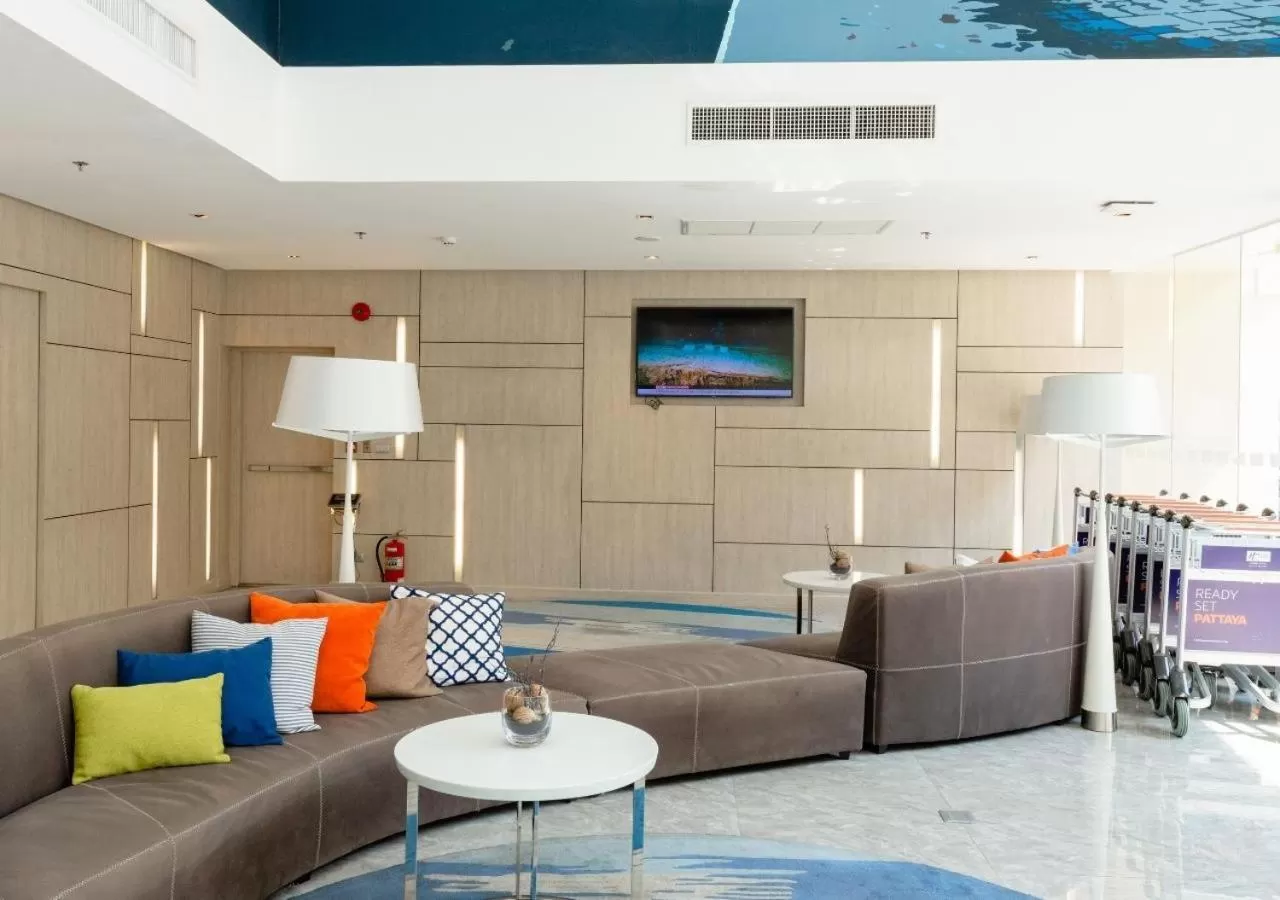 Lobby or reception in Holiday Inn Express Pattaya Central by IHG