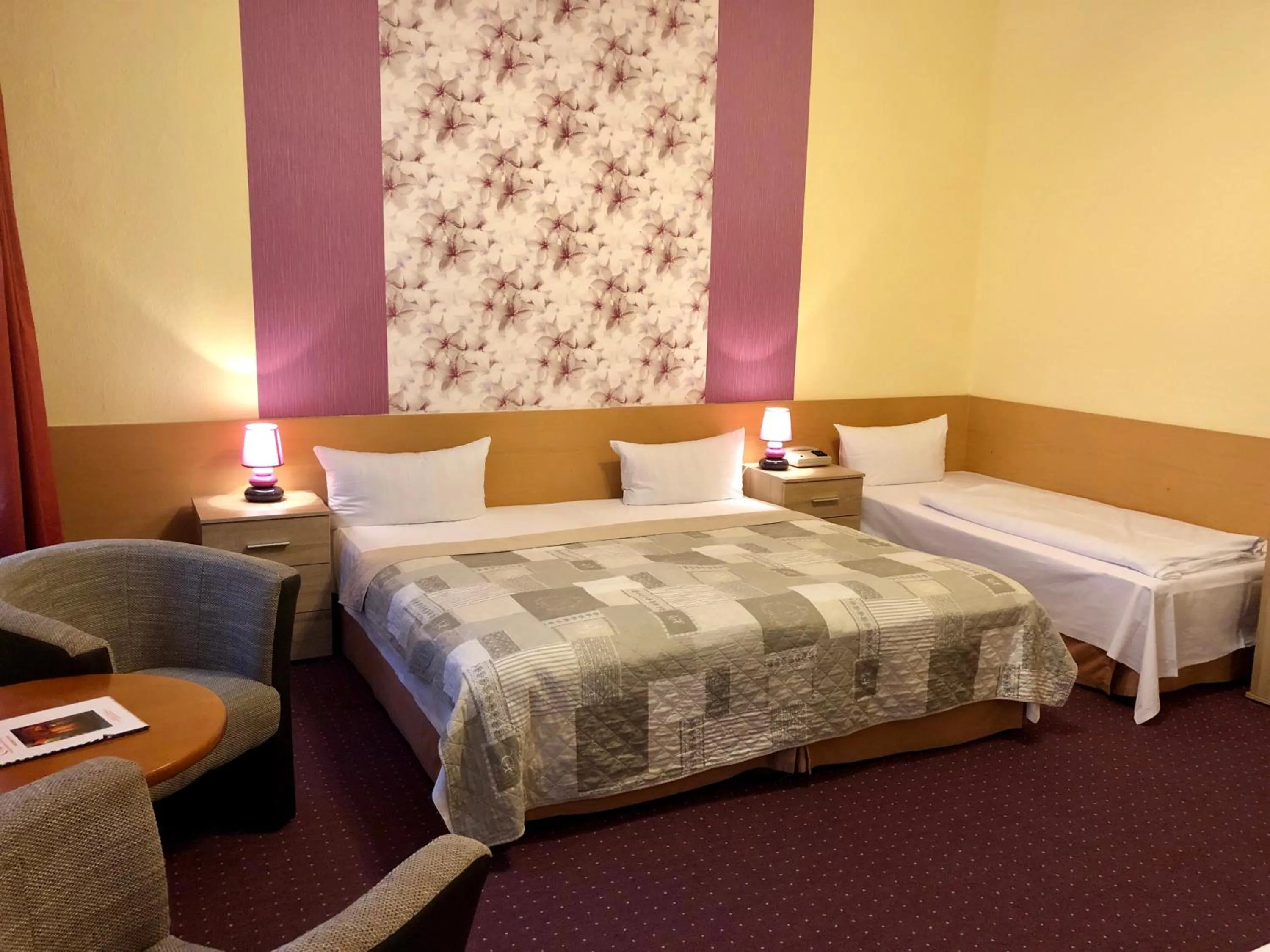 Photo of the whole room, Bed in Hotel Castell am Kurfürstendamm