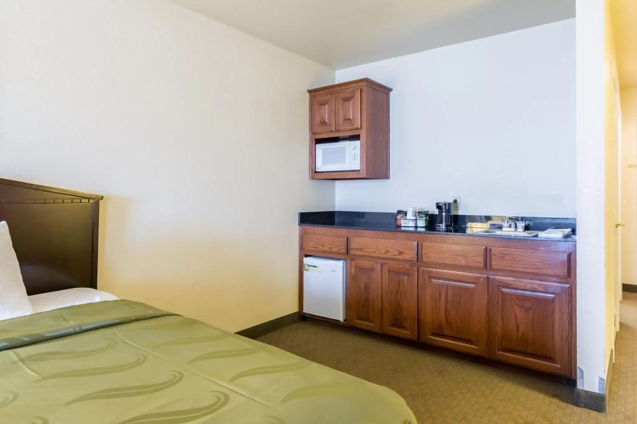 Kitchen or kitchenette, Bed in Quality Inn & Suites Alma I-40