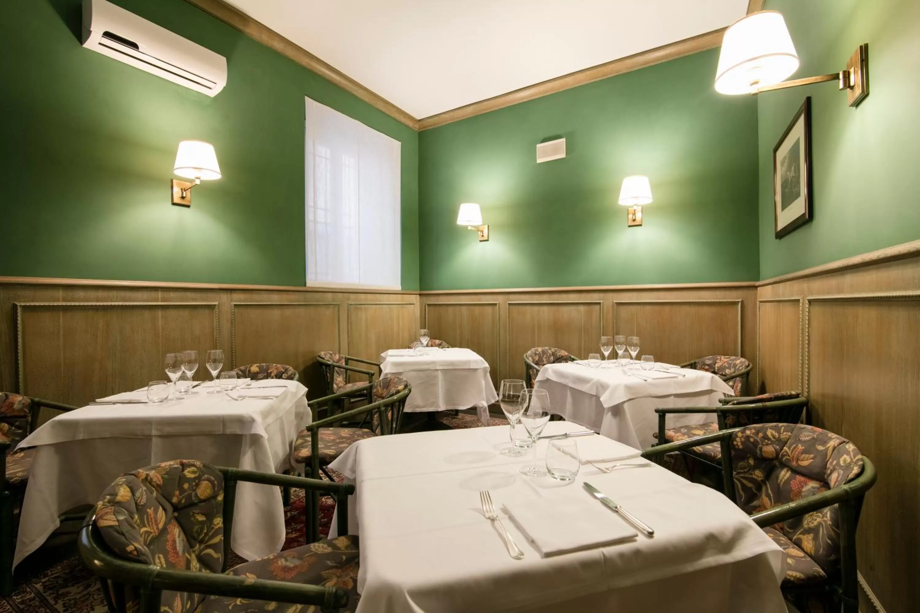 Restaurant/places to eat in Albergo Delle Notarie