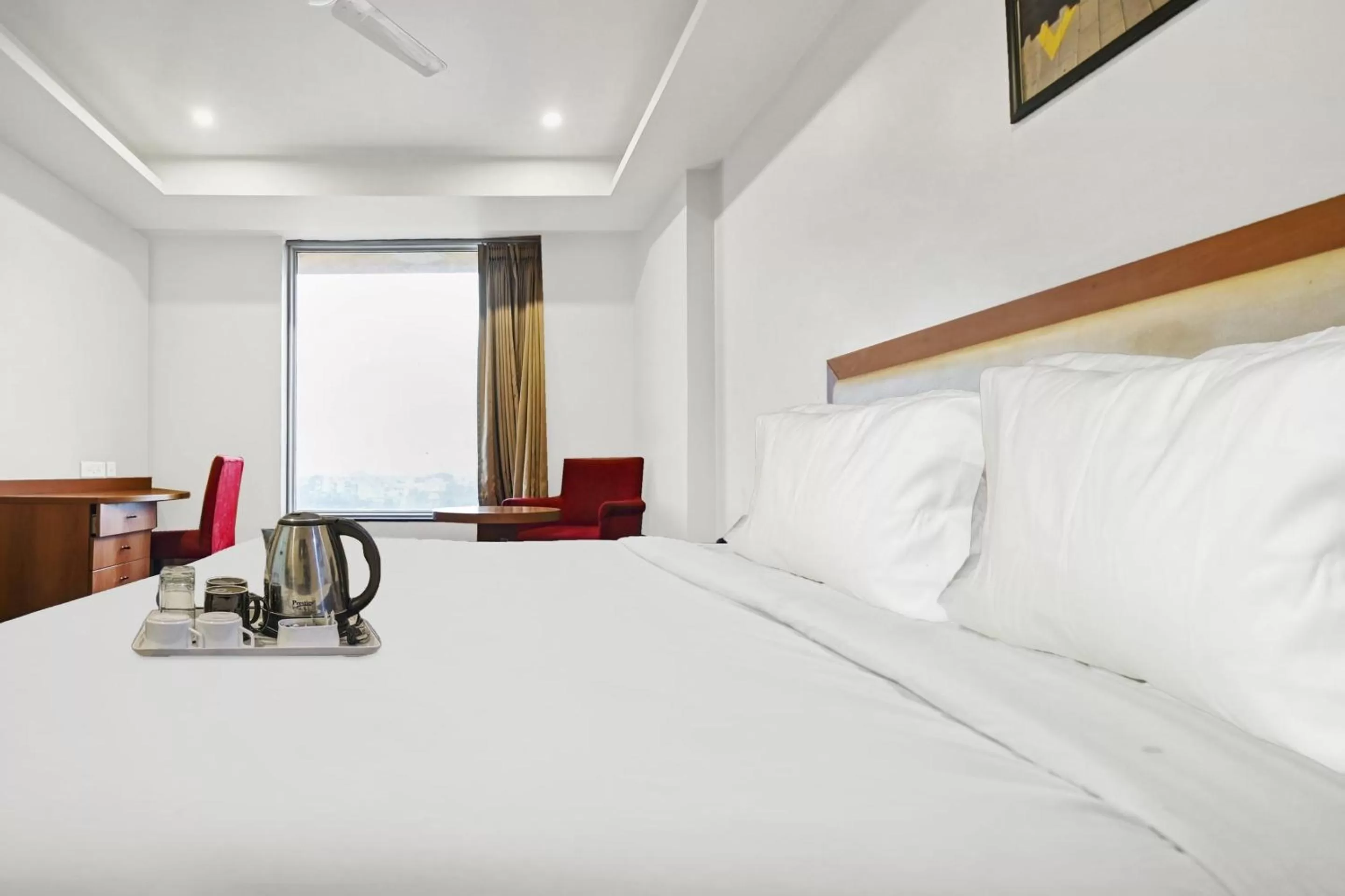 Bedroom in Super OYO Townhouse 132 Hotel The Grand